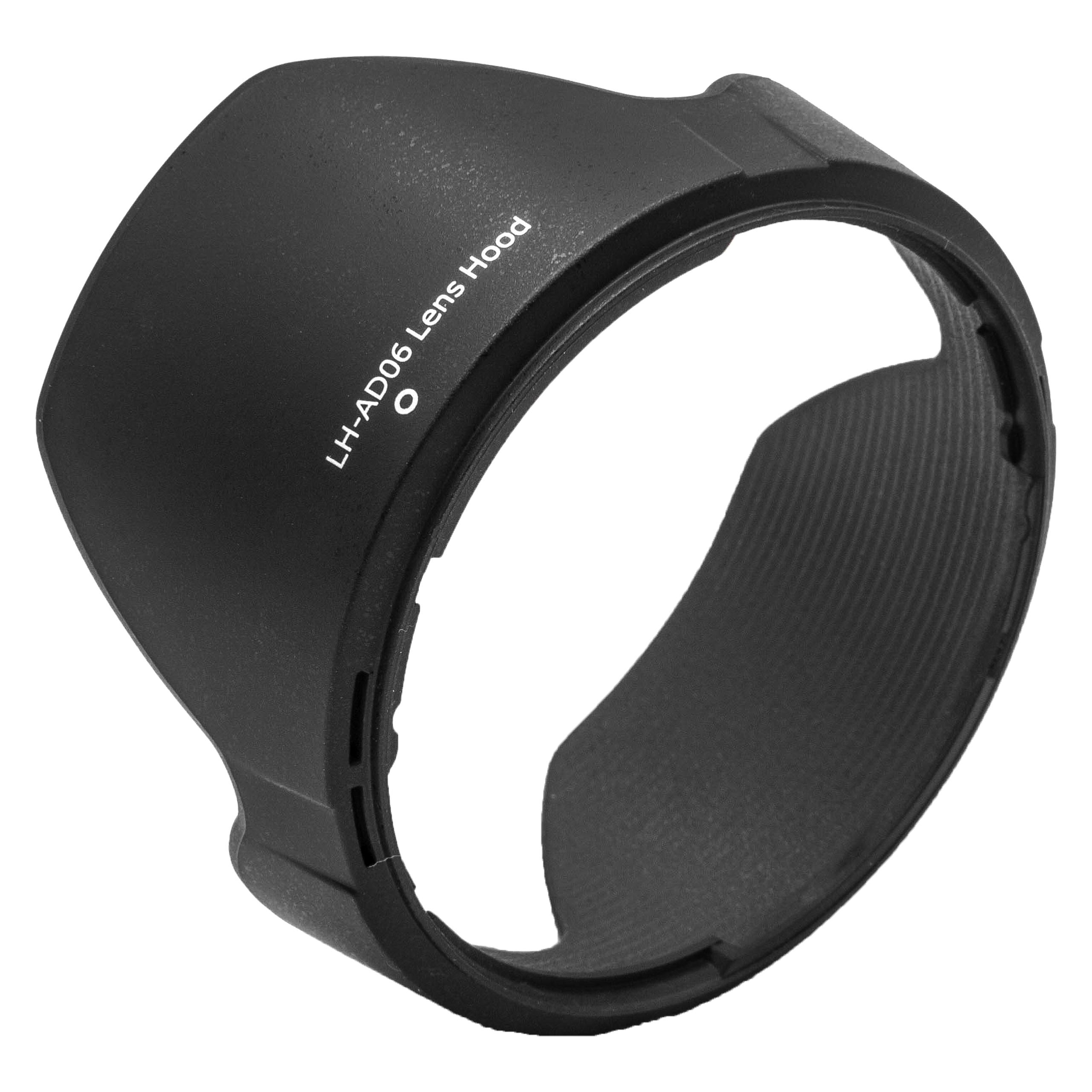 Schwarze Sonnenblende mit dem Text „LH-AD06 Lens Hood“ darauf, isoliert auf weißem Hintergrund. Sie hat eine gebogene Form.
