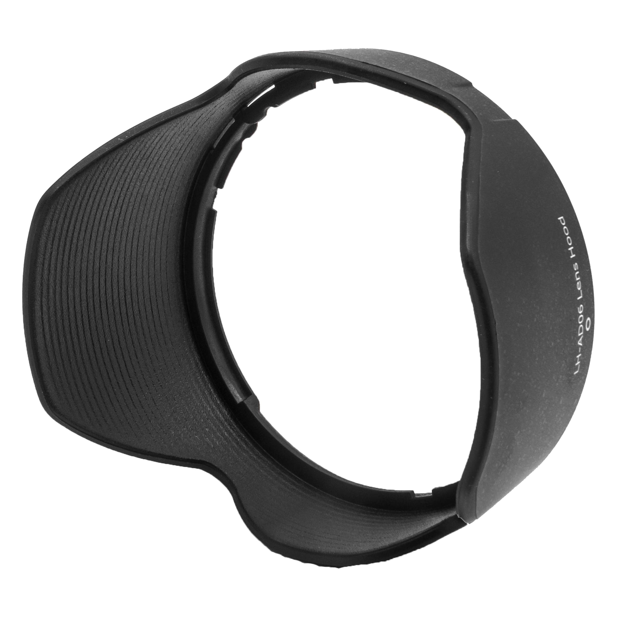 Eine schwarze Gegenlichtblende, ein Kamerazubehör, ist auf weißem Hintergrund zentriert. Es hat ein gebogenes Design und ein mattes Finish.
