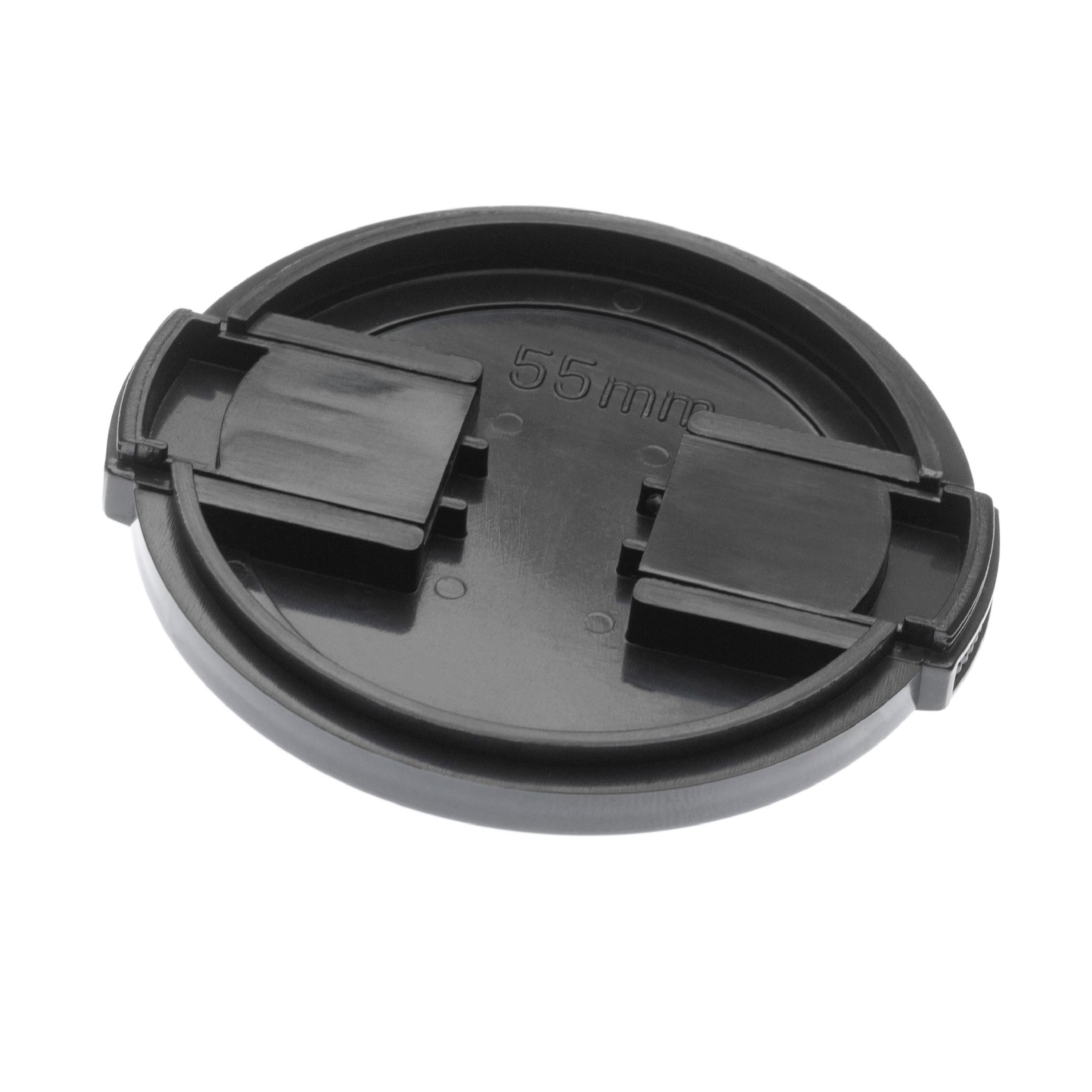 Eine schwarze 55-mm-Objektivkappe liegt auf weißem Hintergrund. Es hat zwei Laschen und die Größe ist aufgedruckt.