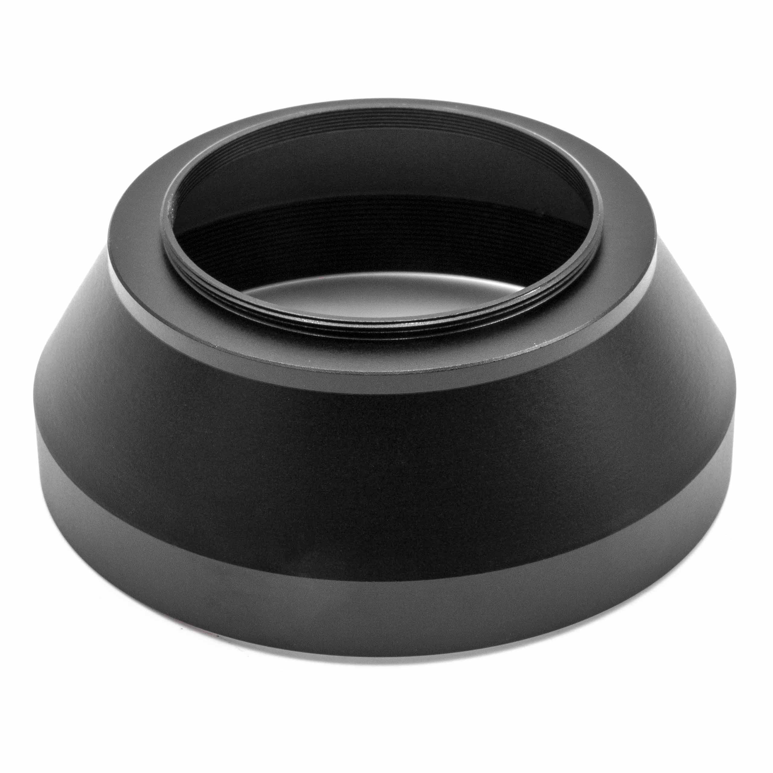 Eine schwarze Metall-Objektivsonnenblende auf weißem Hintergrund. Sie ist kegelförmig und hat ein Innengewinde.