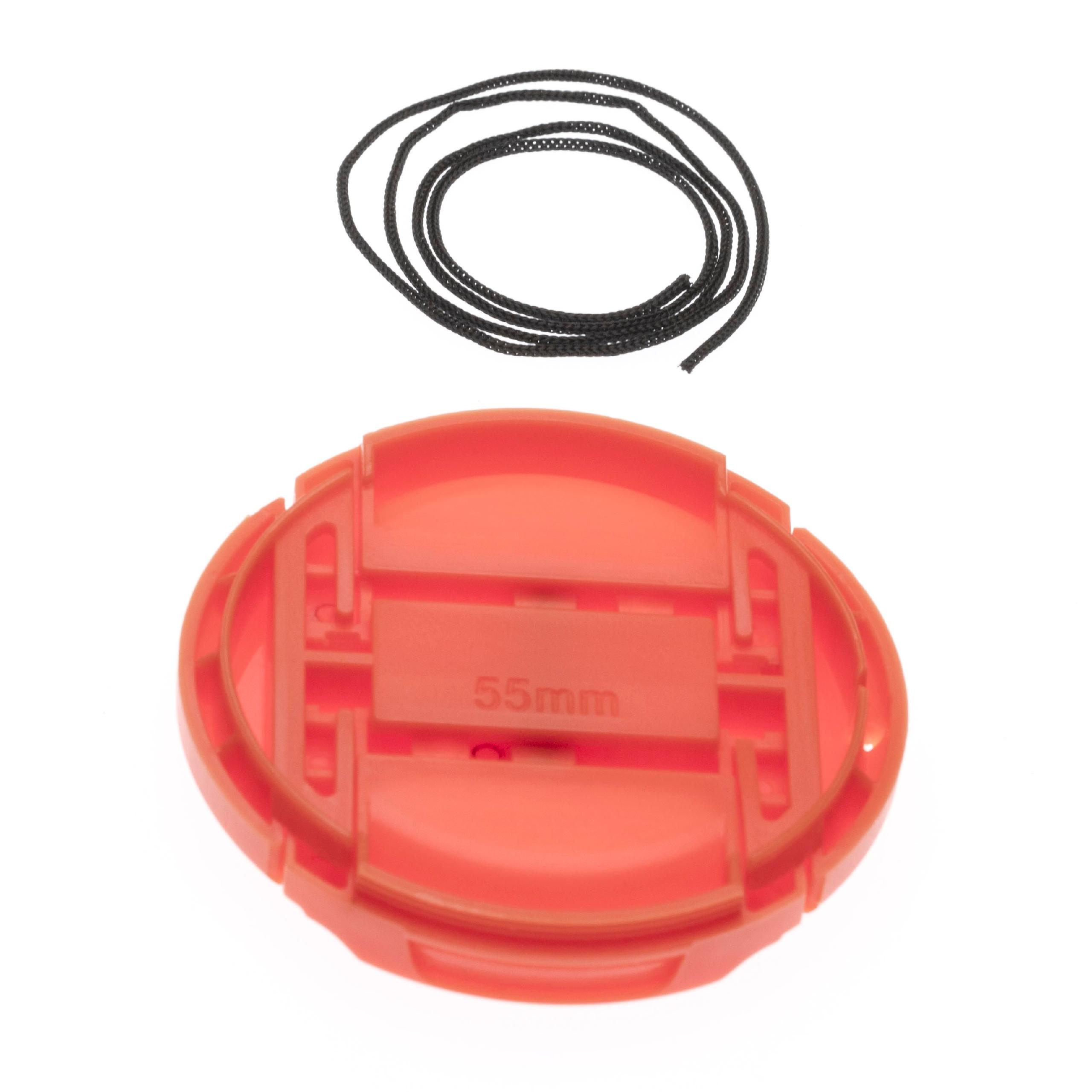 Eine orangefarbene Objektivkappe mit 55-mm-Markierung und einer schwarzen Schnur auf weißem Hintergrund.