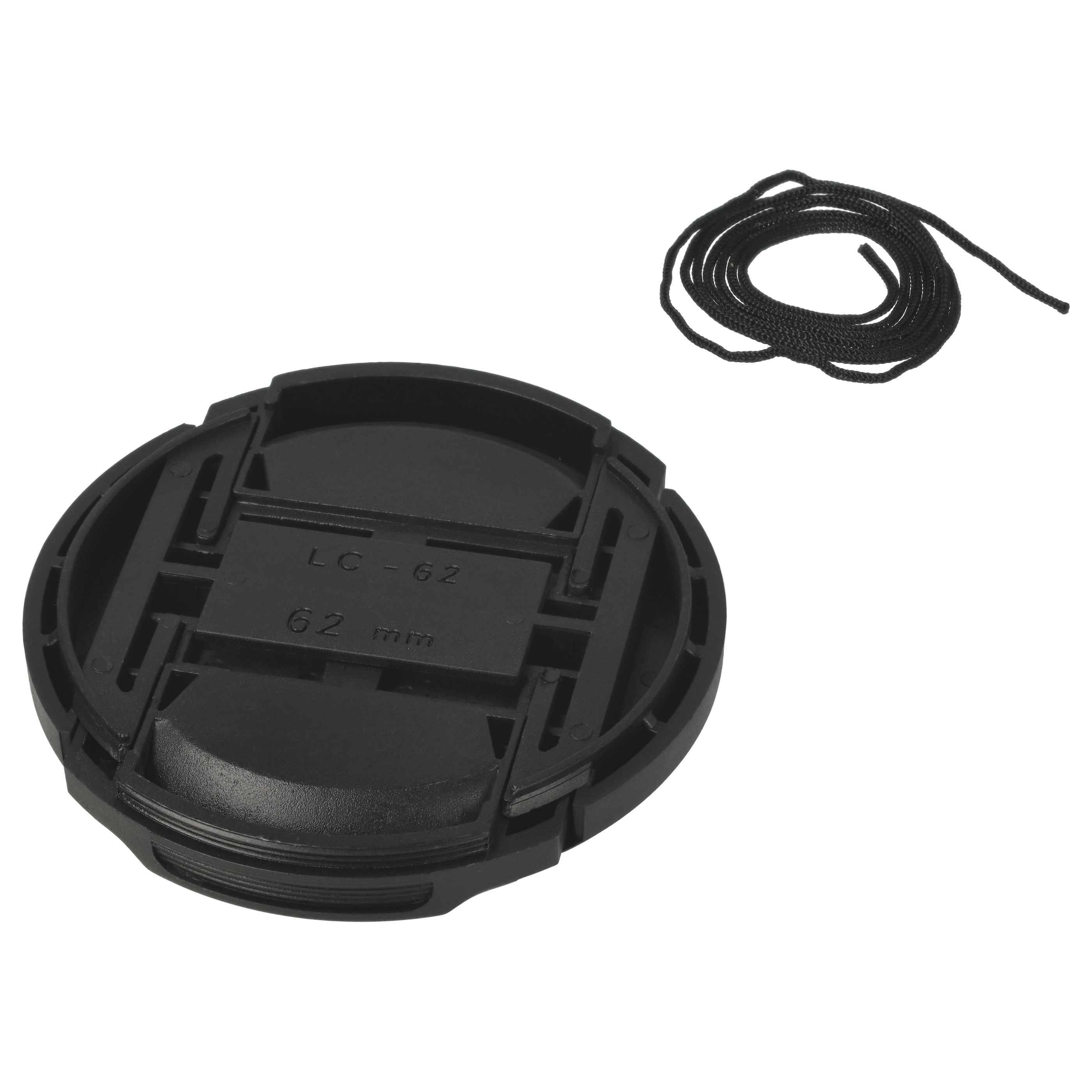 Schwarze Objektivkappe mit 'LC-62' und '62 mm' darauf und ein schwarzes Kabel, isoliert auf weißem Hintergrund.