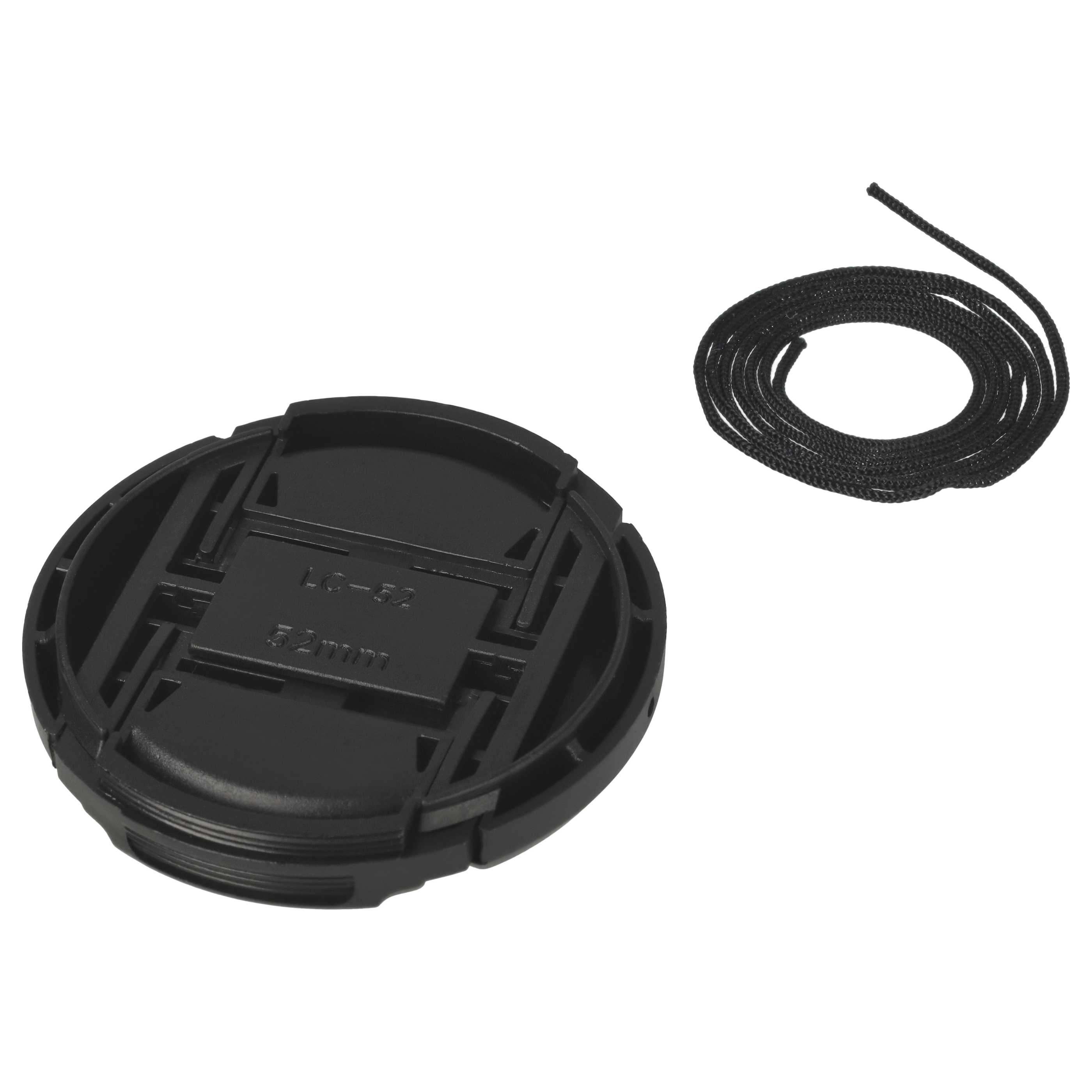 Eine schwarze Objektivkappe mit Markierungen und eine schwarze Kordel liegen auf weißem Grund. Die Kappe liegt neben einer aufgerollten Kordel.
