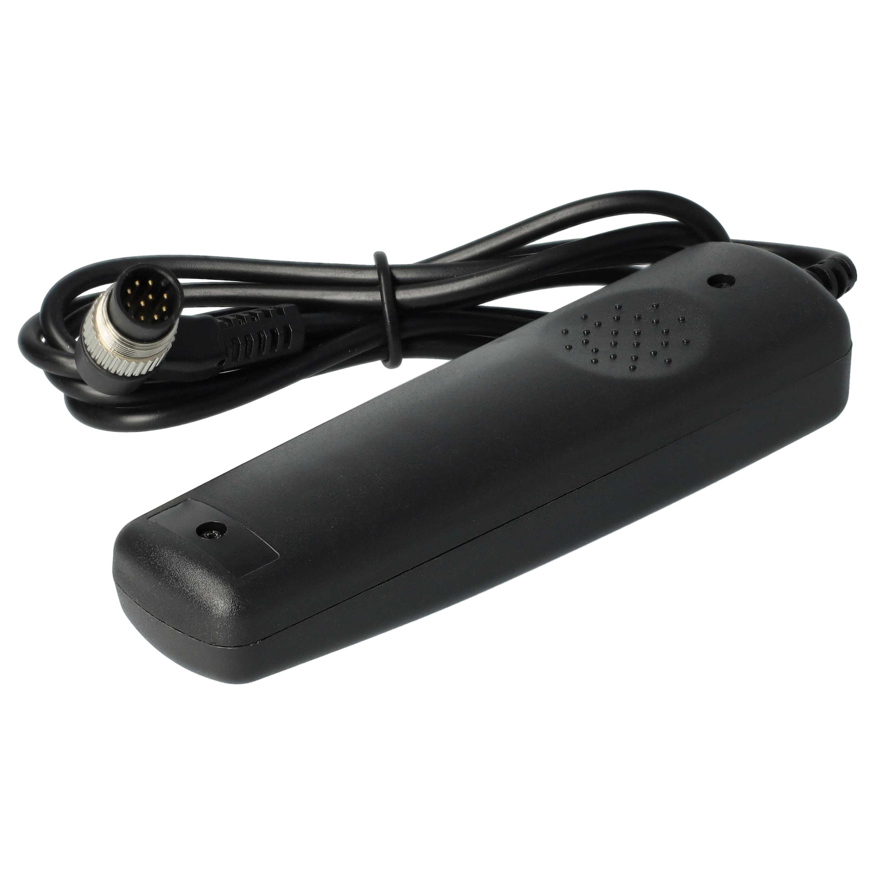 Eine schwarze Fernbedienung mit Kabel und Stecker liegt auf einer weißen Oberfläche. Die Fernbedienung hat Tasten. Der Stecker hat Stifte.
