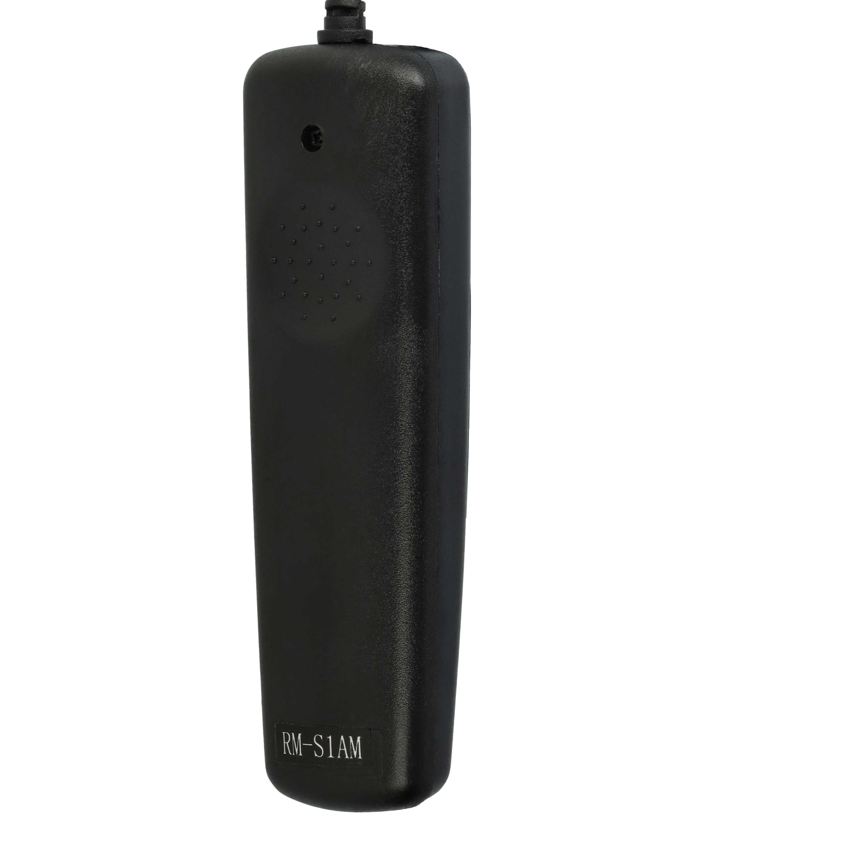 Eine schwarze Fernbedienung mit Kabel. Sie hat Knöpfe und den Text RM-S1AM.