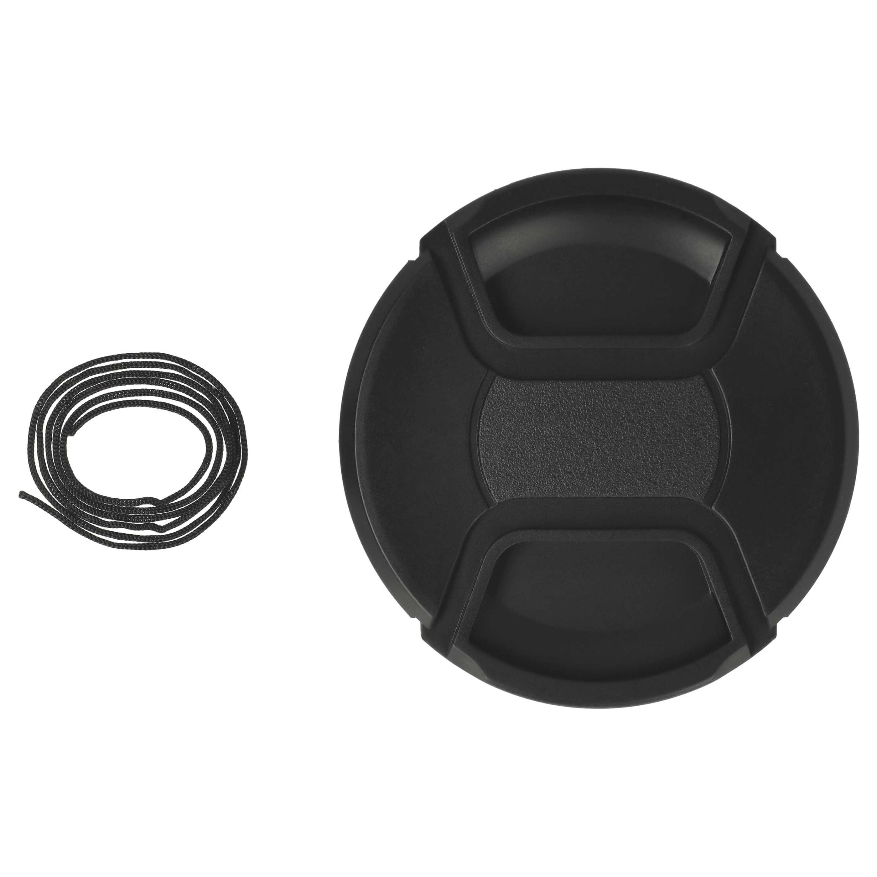 Eine schwarze Objektivkappe mit Schnur liegt auf weißem Grund. Die Kappe ist rund.