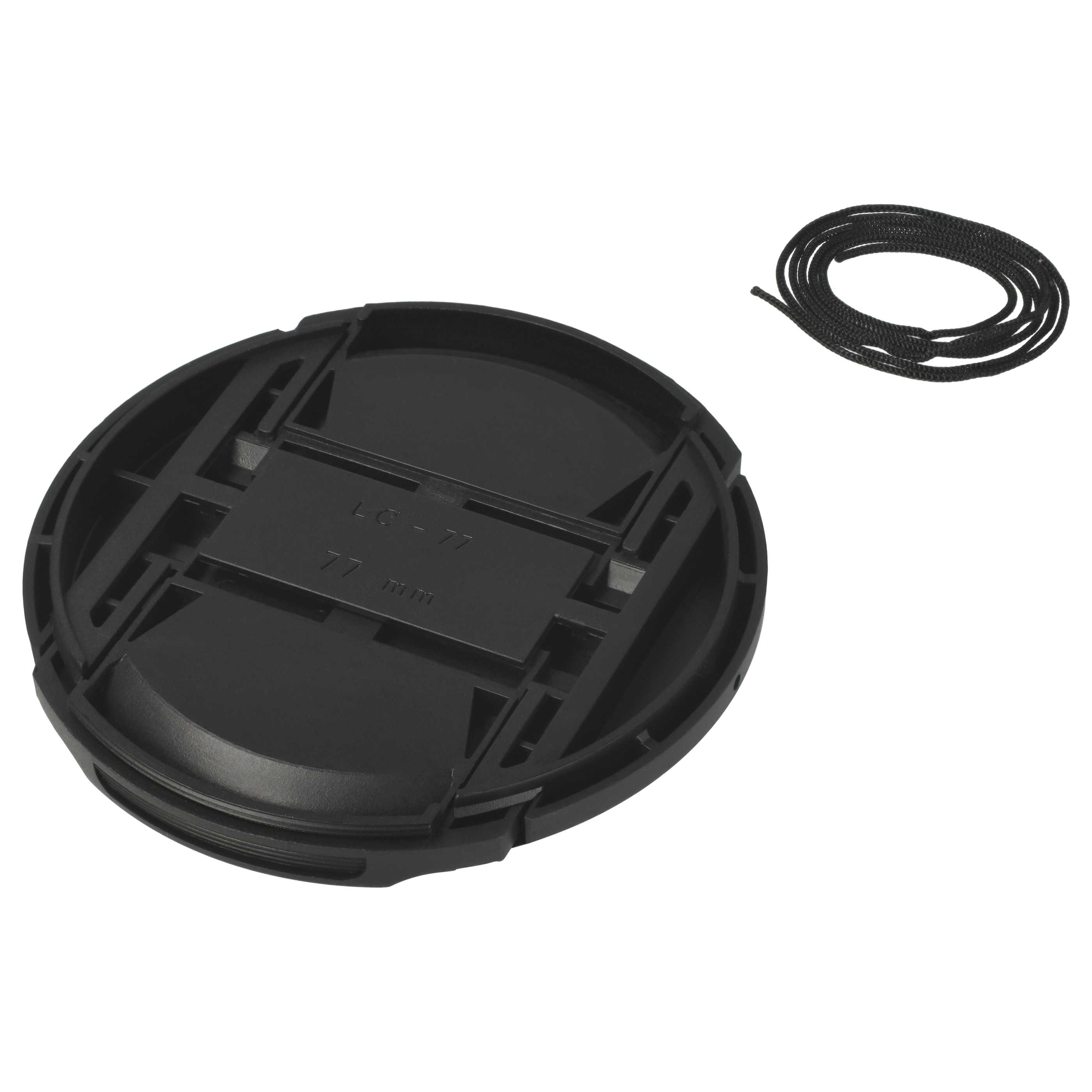 Schwarze Objektivkappe mit Objektivgrößenangaben. Eine schwarze Schnur ist rechts aufgerollt. Weißer Hintergrund.