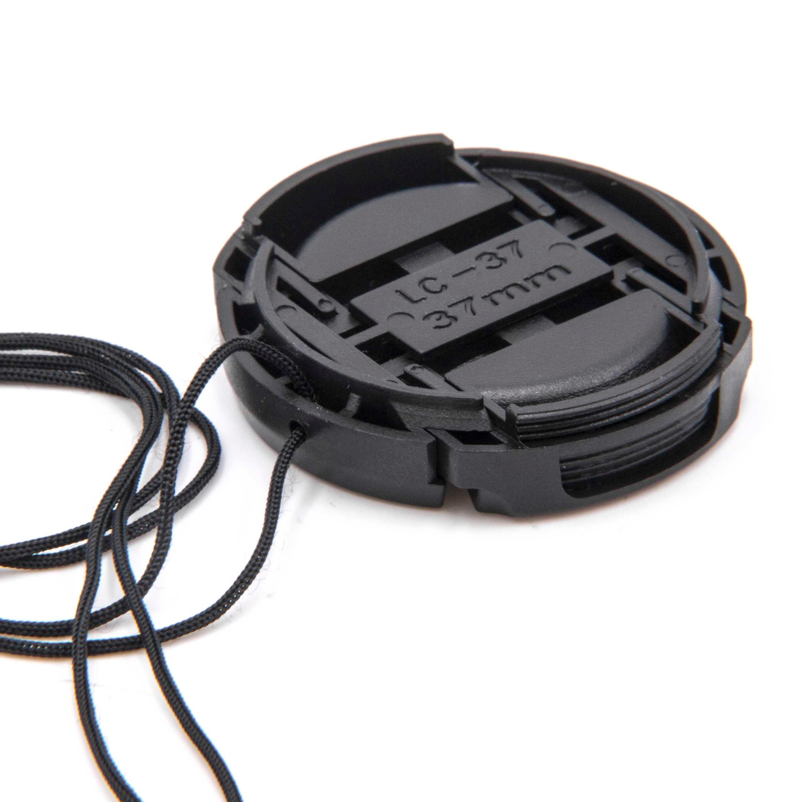 Eine schwarze Objektivkappe mit einem schwarzen Faden. Auf ihr steht 'LC-37 37mm'. Der Hintergrund ist weiß.