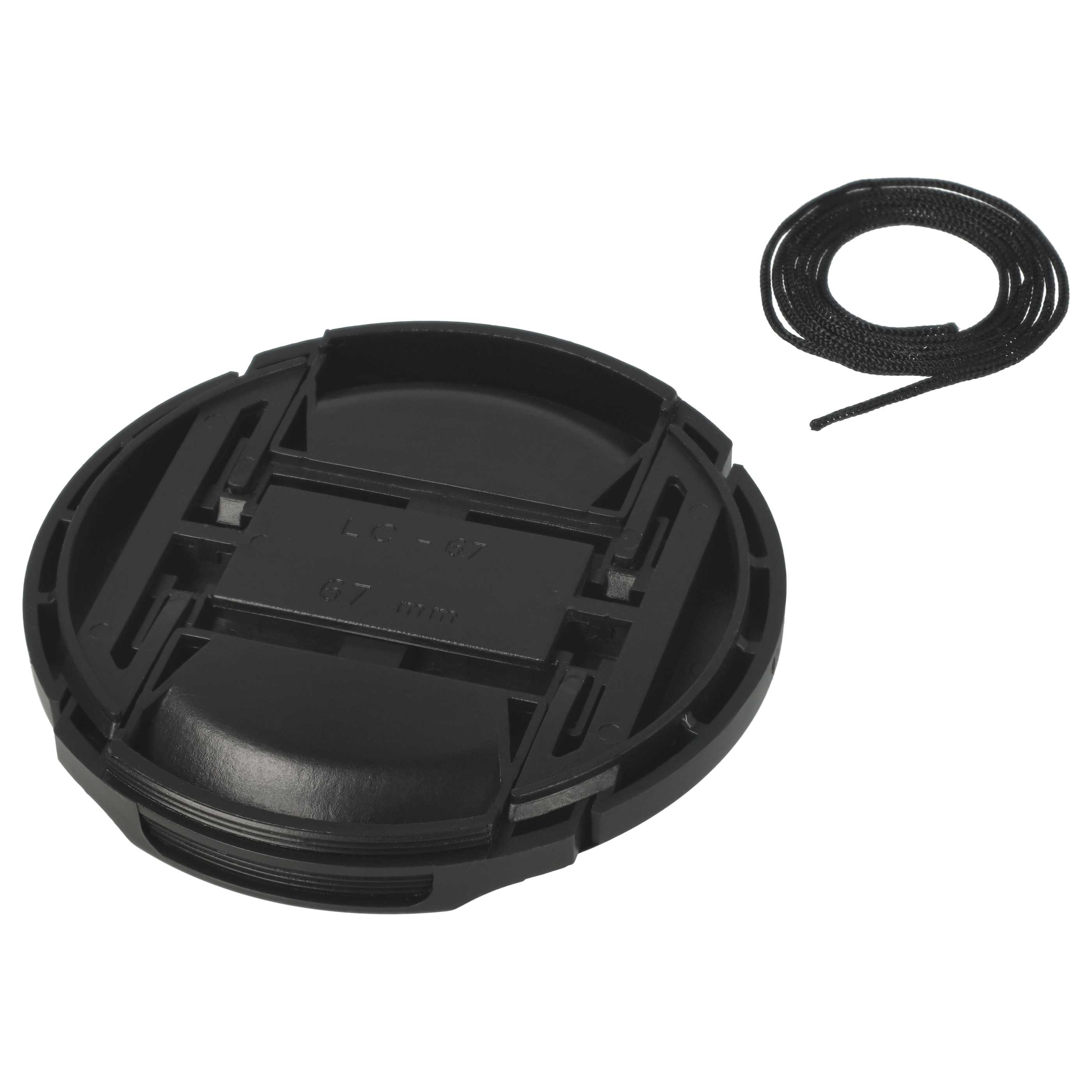 Eine schwarze Objektivkappe mit Kordel liegt auf weißem Hintergrund. Die Kappe ist rund mit Details; die Kordel ist aufgerollt.