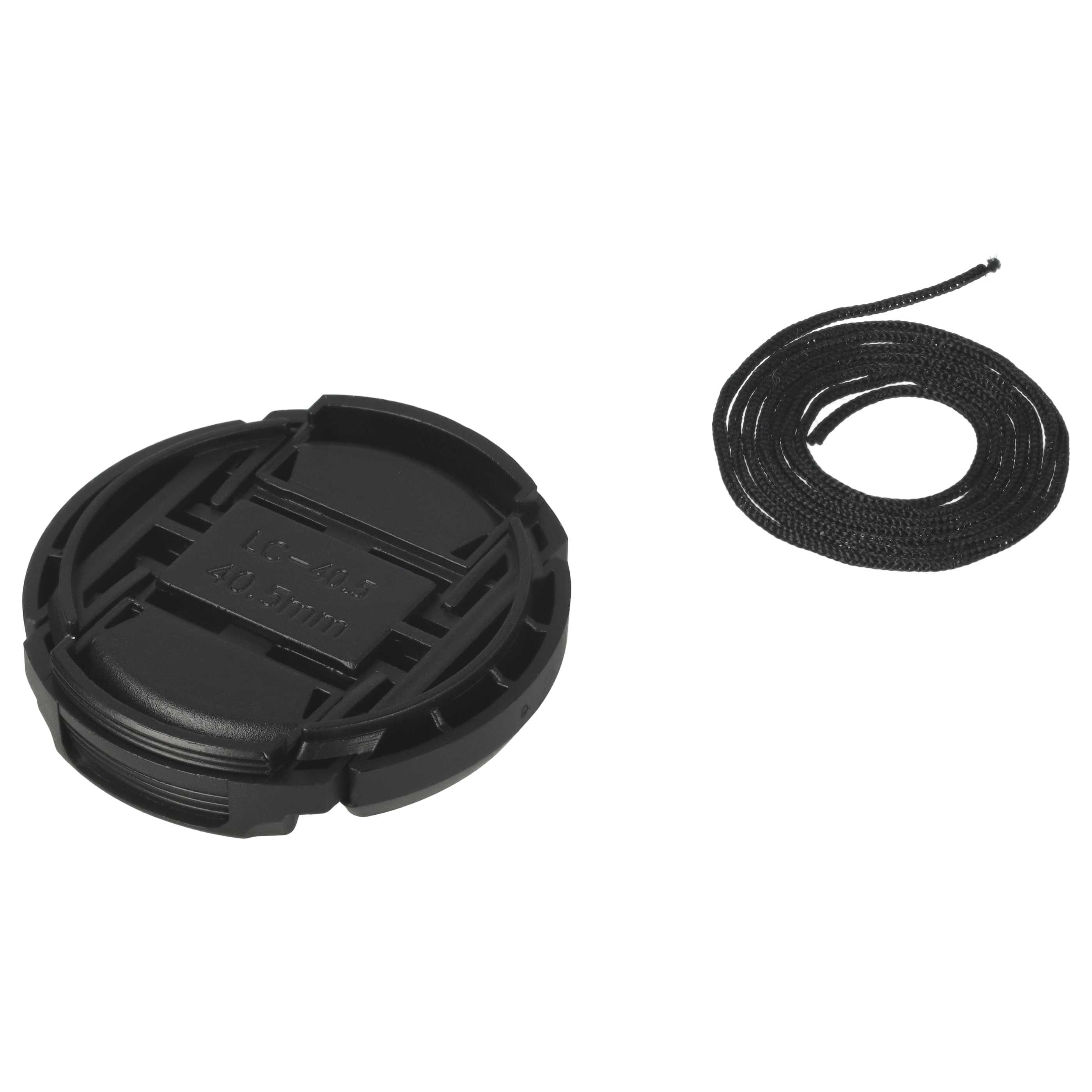 Schwarze Objektivkappe mit Größenangaben und eine schwarze Kordel auf weißem Hintergrund.