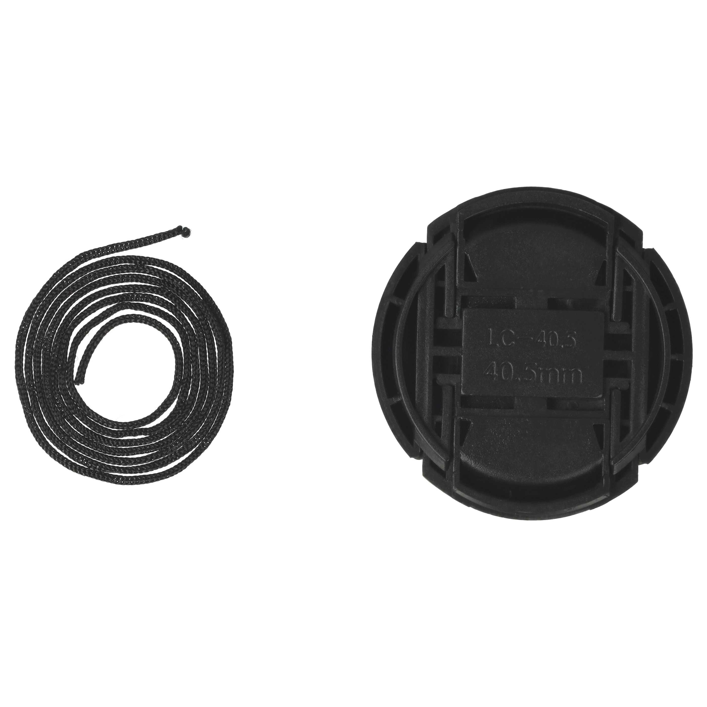 Schwarze Objektivkappe und aufgerollter Riemen auf weißem Hintergrund. Kappe mit Text: LC-40.5 40.5mm.