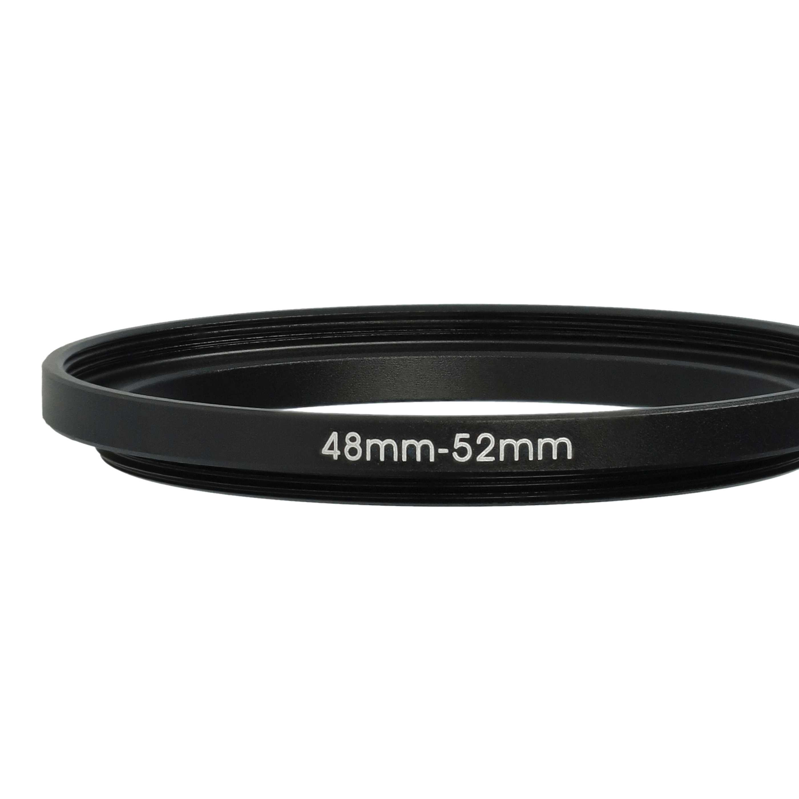 Ein schwarzer Metallringadapter. Er hat 48mm-52mm aufgedruckt. Der Hintergrund ist weiß.
