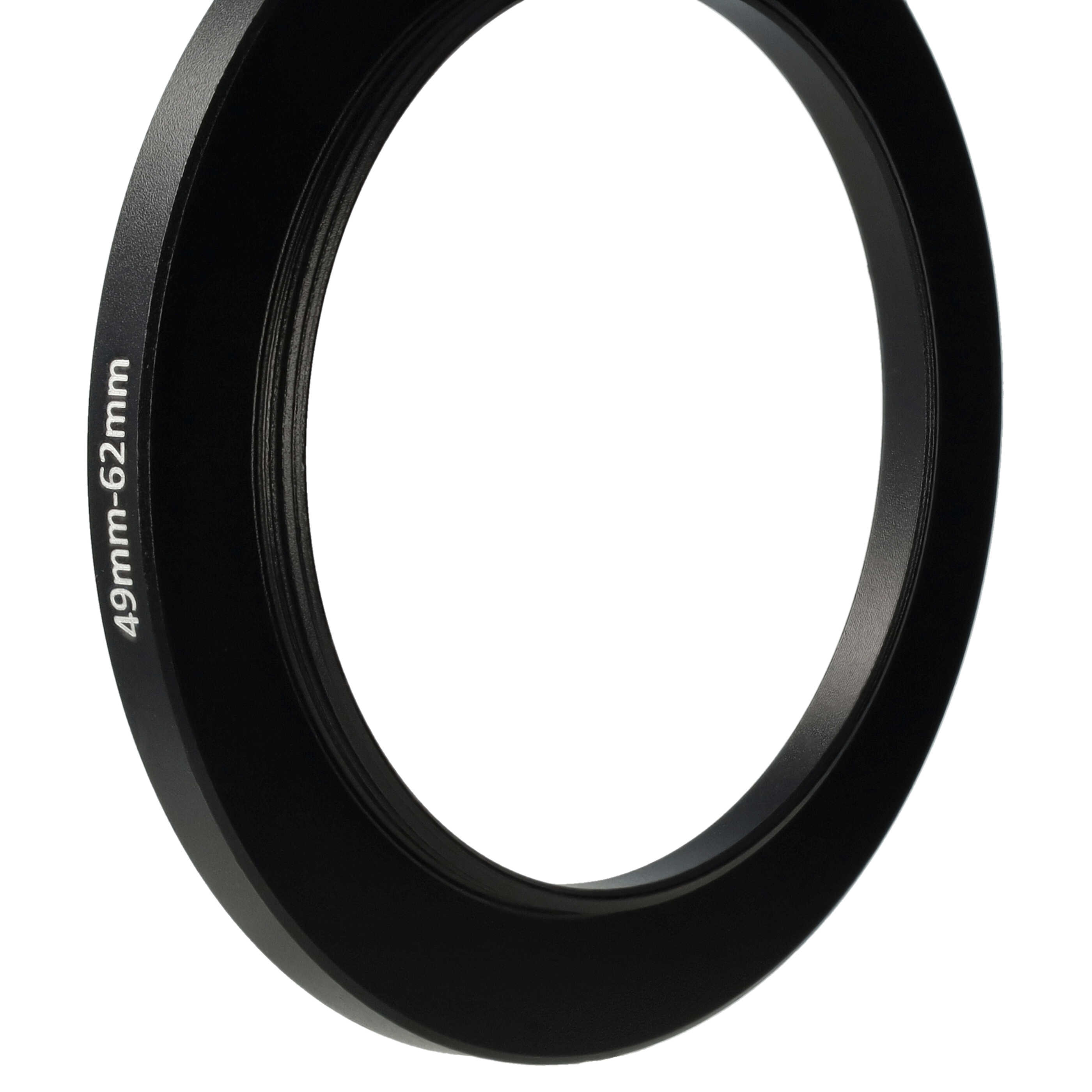 Ein schwarzer Metallring mit der Aufschrift "49mm-62mm" vor weißem Hintergrund. Der Ring ist für Kameraobjektive.