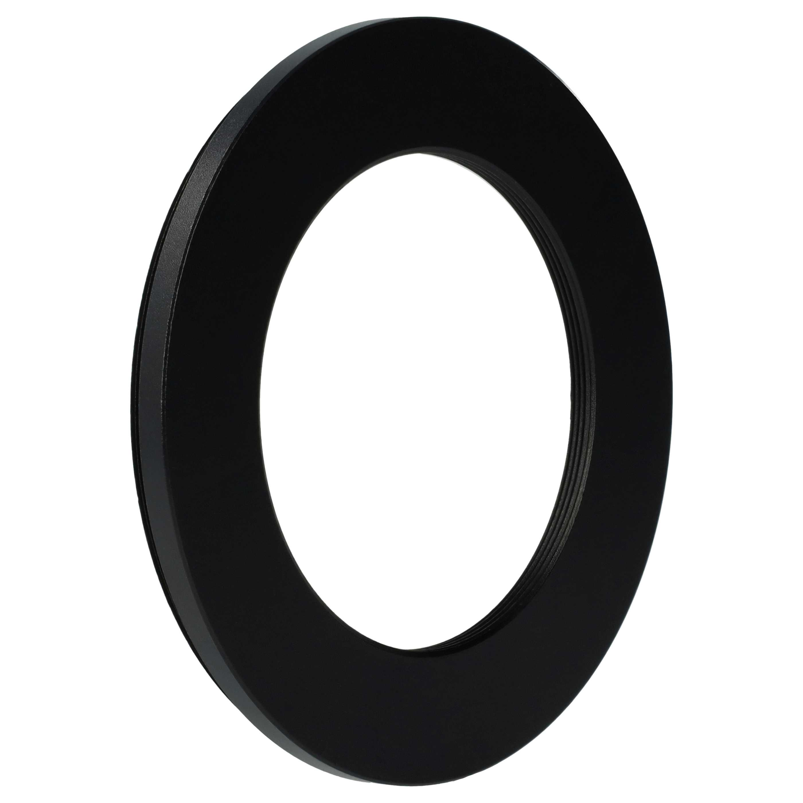 Ein schwarzes, kreisförmiges Objekt mit einem Loch in der Mitte. Das Objekt scheint ein Objektivadapter zu sein, vor weißem Hintergrund.
