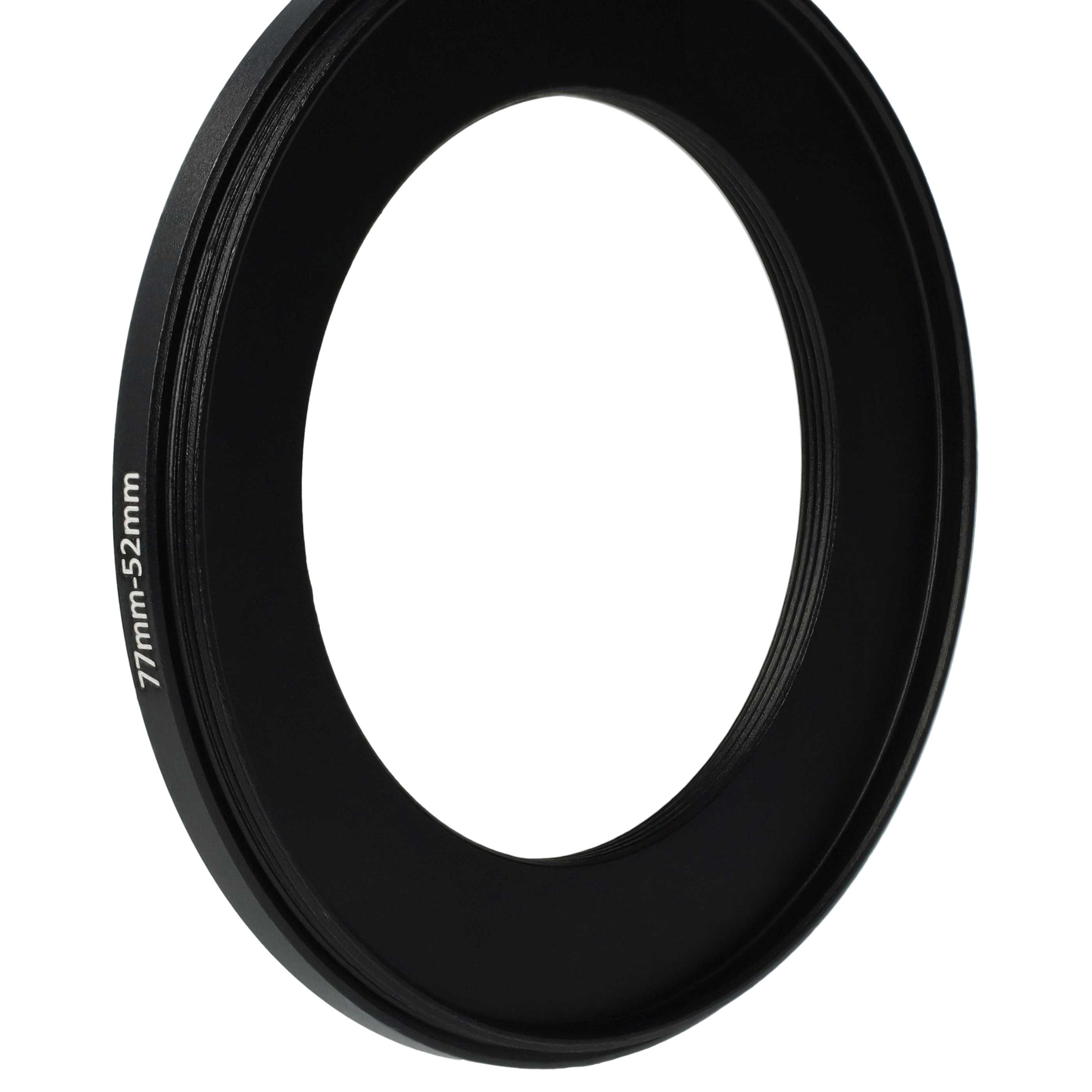 Ein schwarzer Objektivadapterring mit weißem Text, der 77mm-52mm lautet. Der Ring ist kreisförmig mit einem großen Loch in der Mitte.