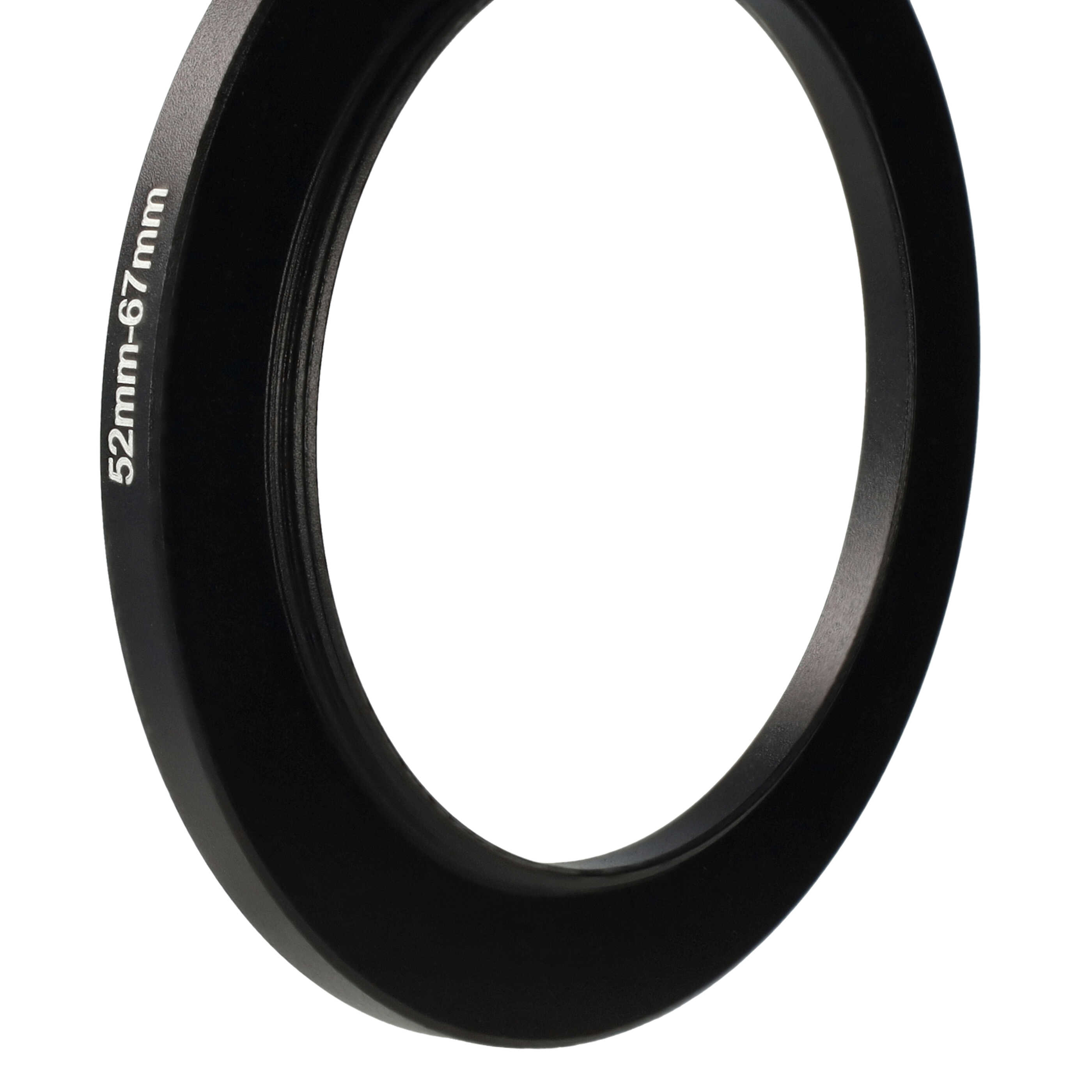 Ein schwarzer Objektivadapterring mit der Größe 52mm-67mm in weißen Buchstaben auf der Seite, vor weißem Hintergrund.