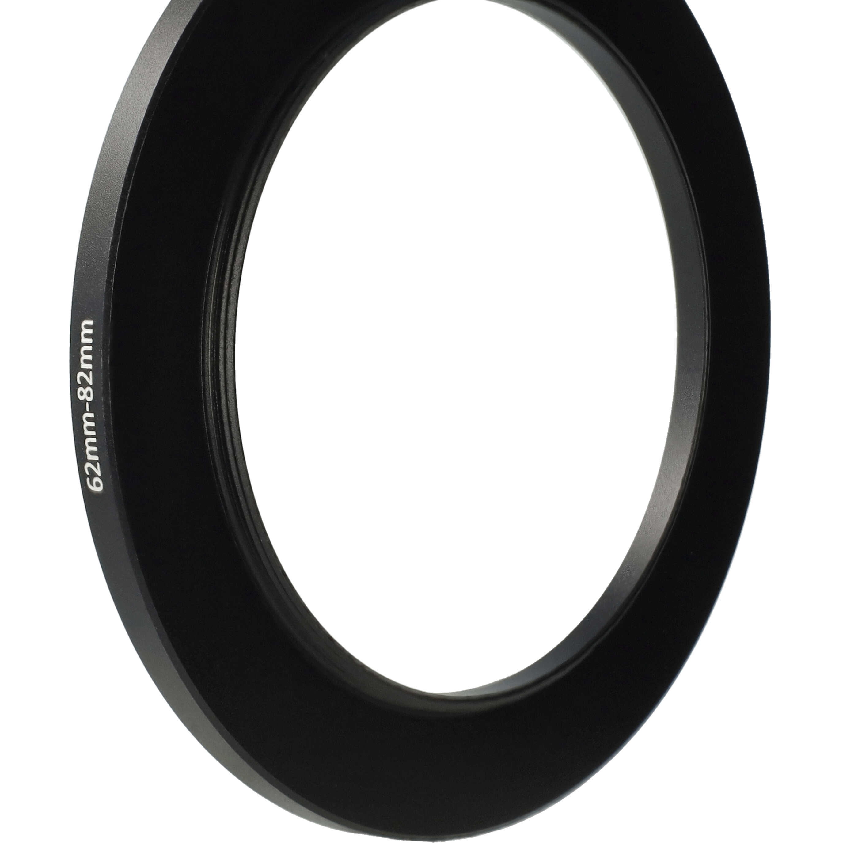 Ein schwarzer Metallring mit 62 mm-82 mm Text. Der Ring ist auf weißem Hintergrund zentriert.