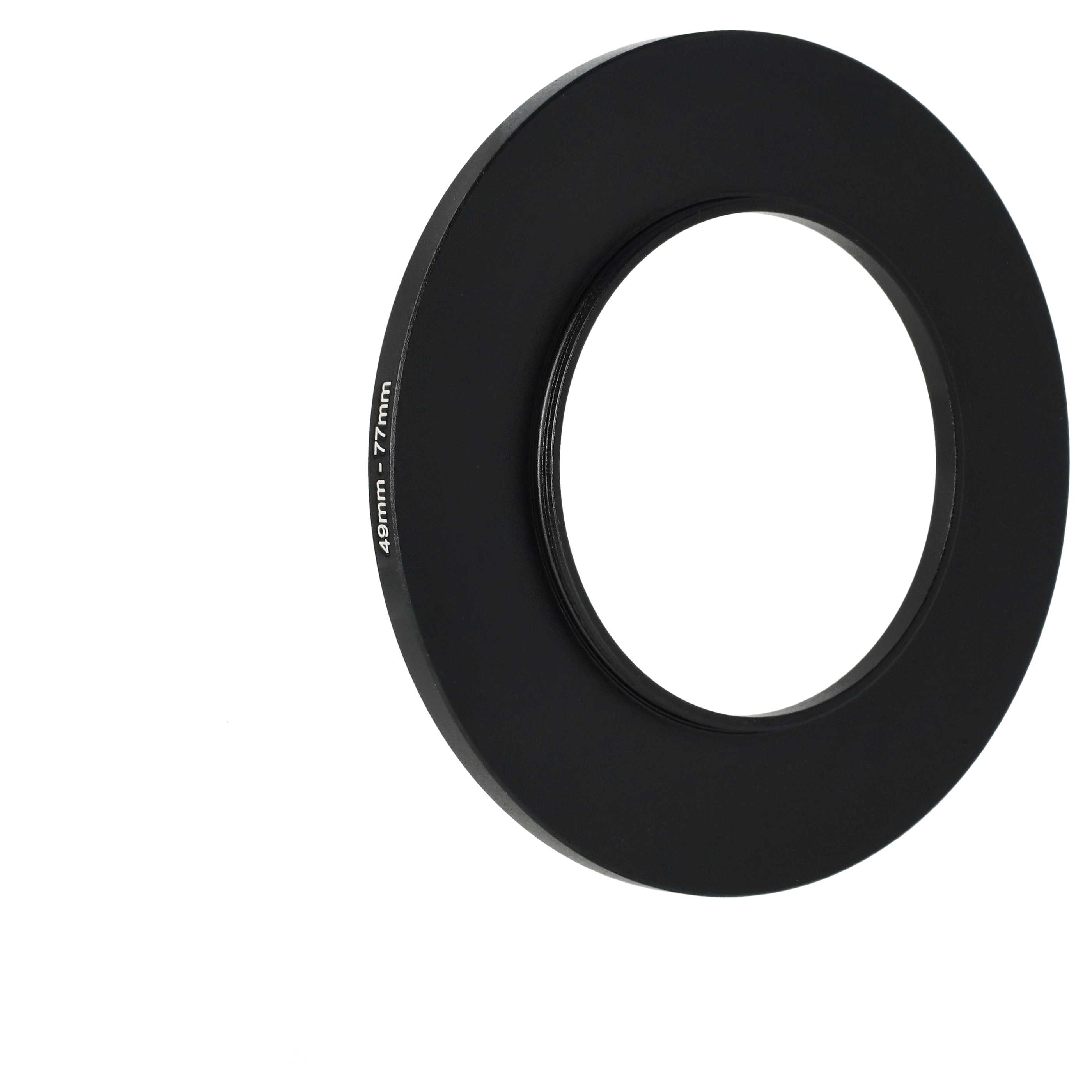 Ein schwarzer Objektivadapterring liegt auf weißem Grund. Er hat Text, der 49mm - 77mm lautet.