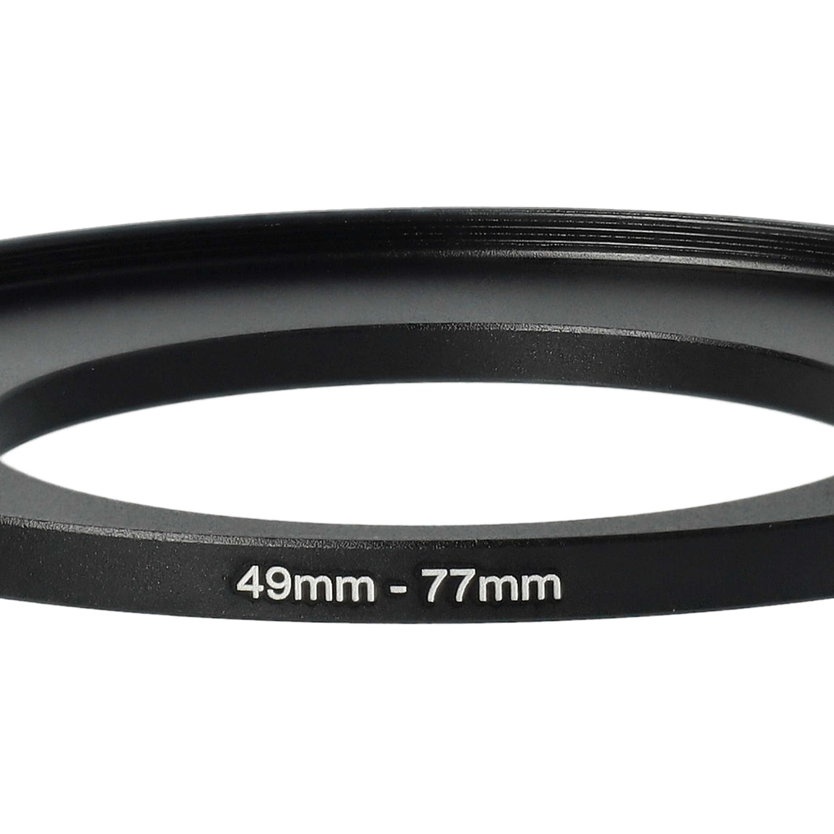 Nahaufnahme eines schwarzen Metallrings mit Aufdruck 49mm-77mm. Der Hintergrund ist weiß.