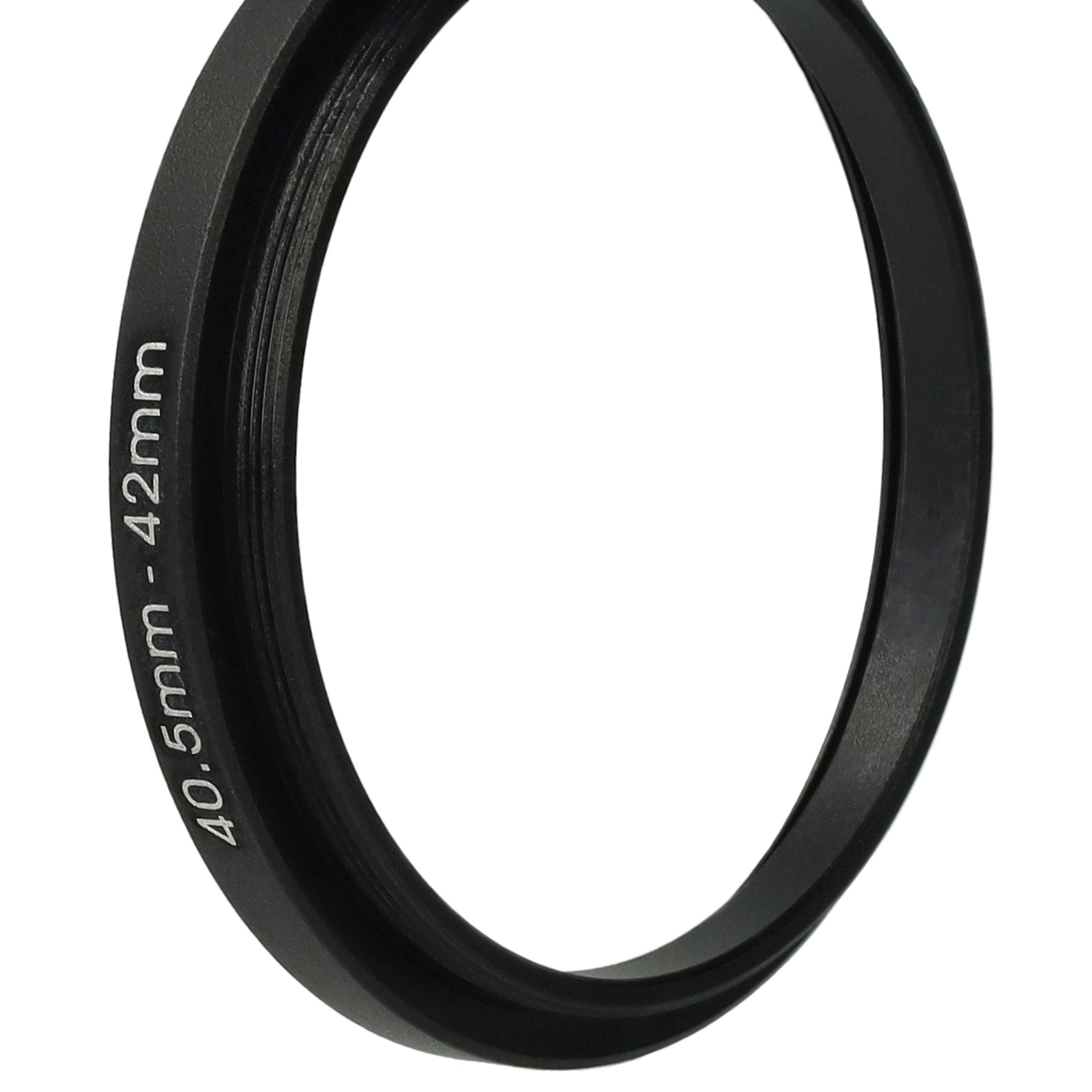 Ein schwarzer Metallring mit der Aufschrift 40,5 mm - 42 mm. Der Hintergrund ist weiß.