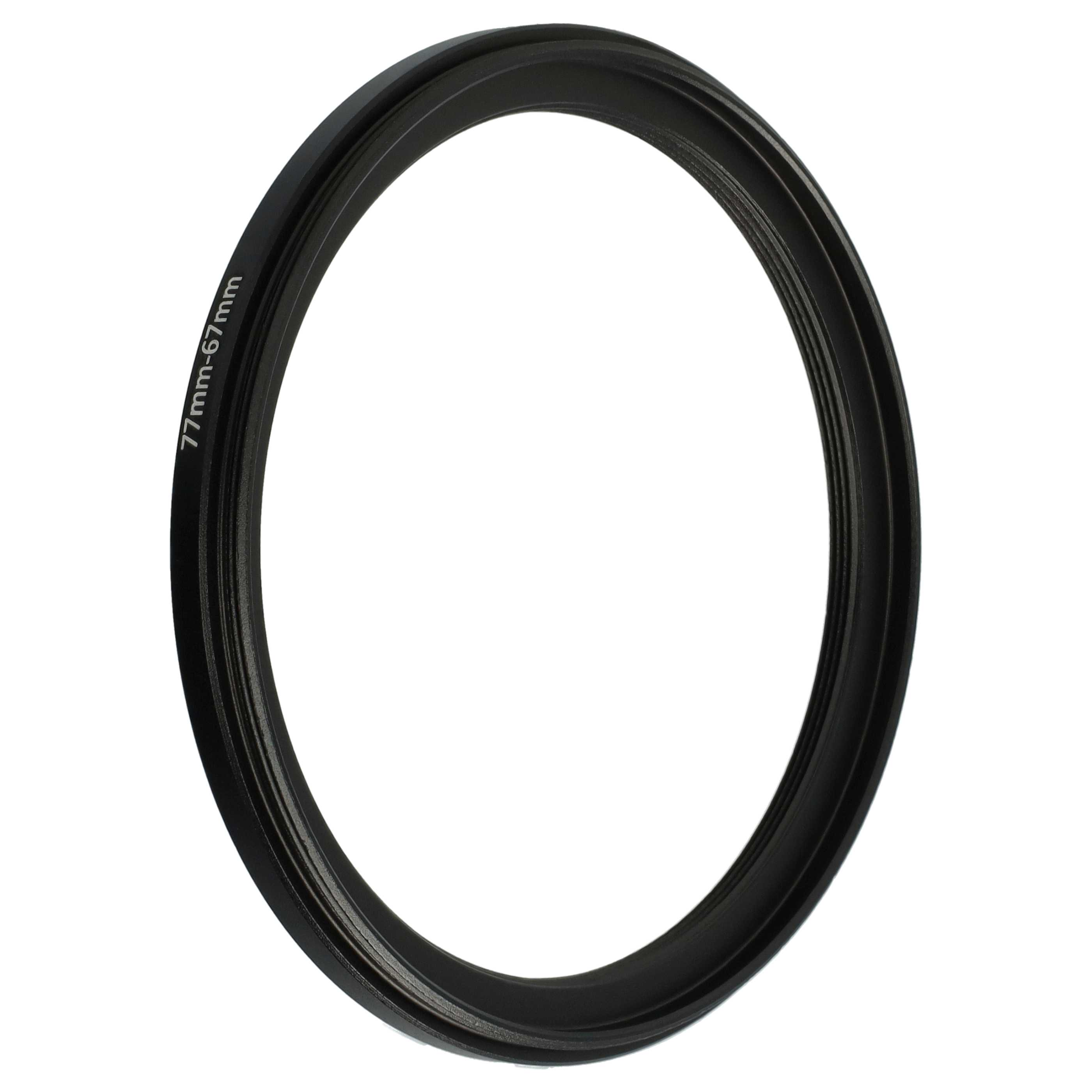 Ein schwarzer Objektivadapterring mit dem Text '77mm-67mm' auf weißem Hintergrund.