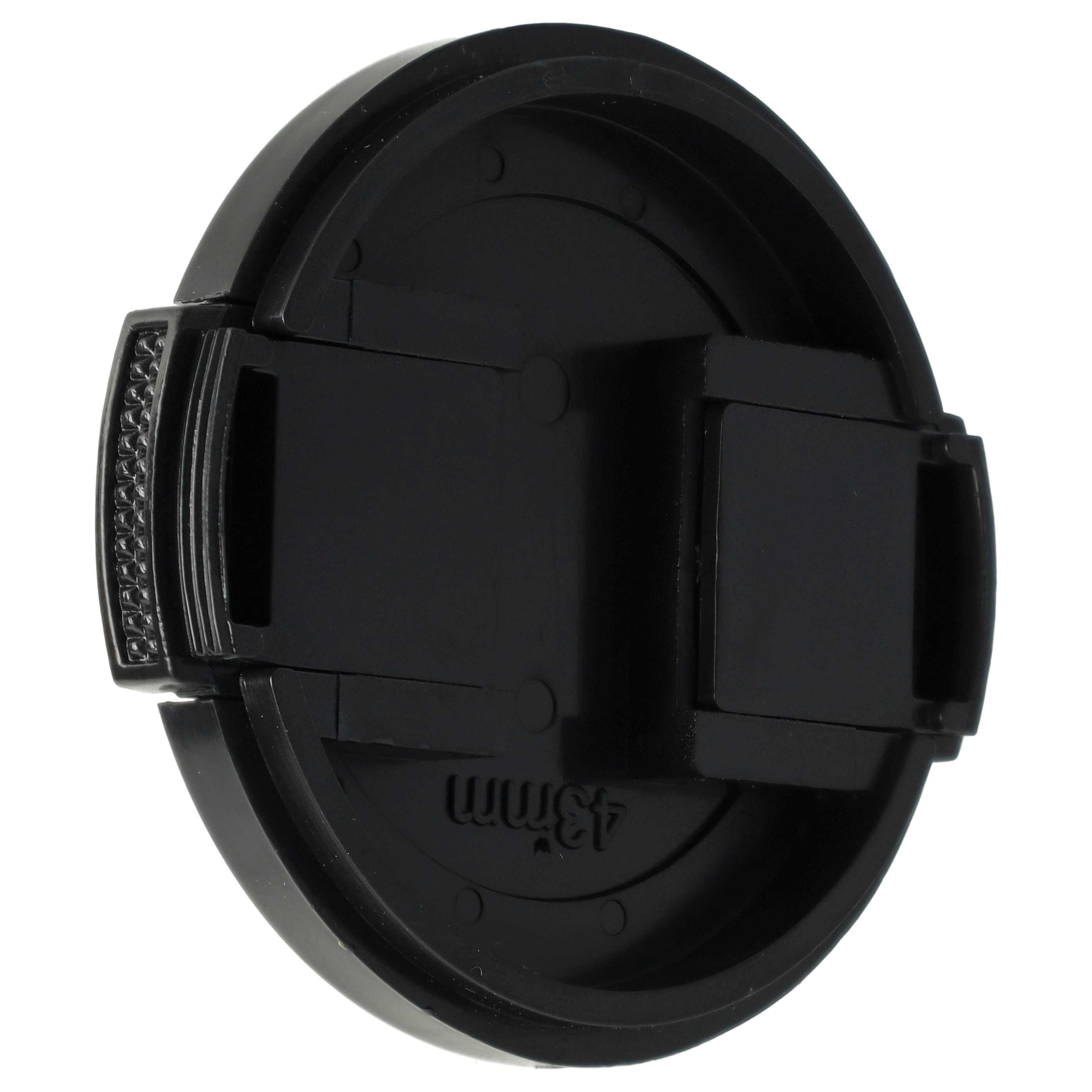 Eine schwarze Objektivkappe wird gezeigt. Sie hat eine rechteckige Verriegelungslasche an der Seite. Der Text 43mm ist sichtbar.