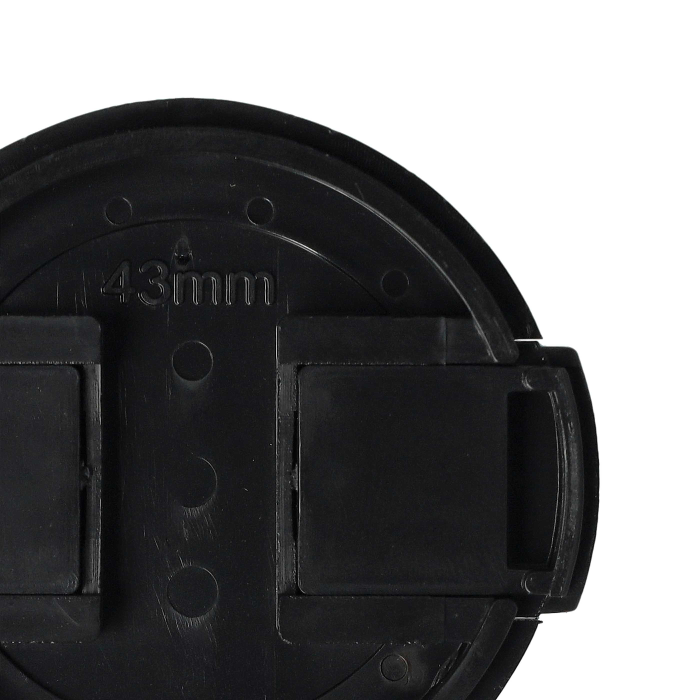 Eine schwarze Objektivkappe mit dem Text '43mm' wird gezeigt. Die Kappe befindet sich auf weißem Hintergrund.