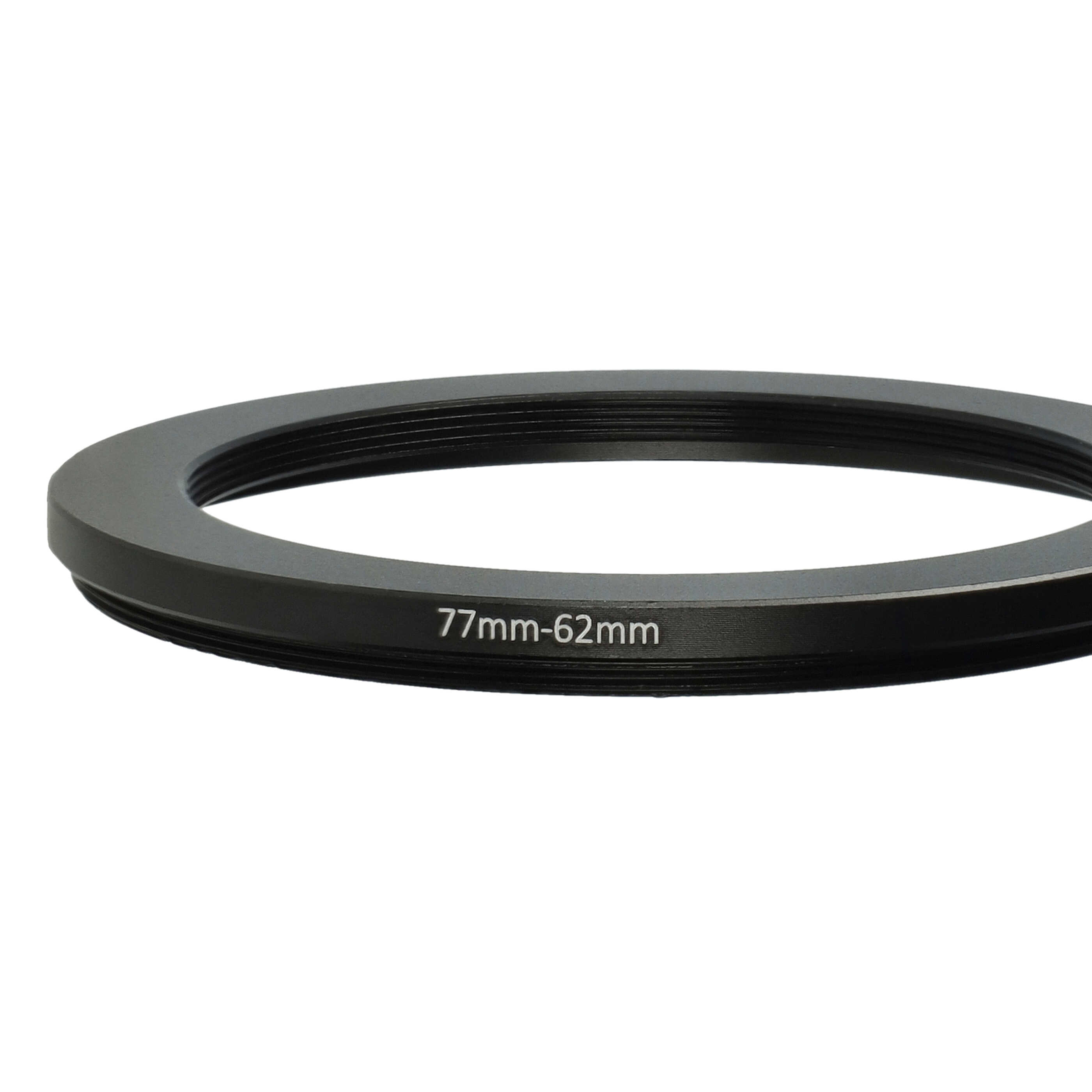 Ein schwarzer Kameraobjektivadapterring. Er hat Gewinde und den Text '77mm-62mm'.