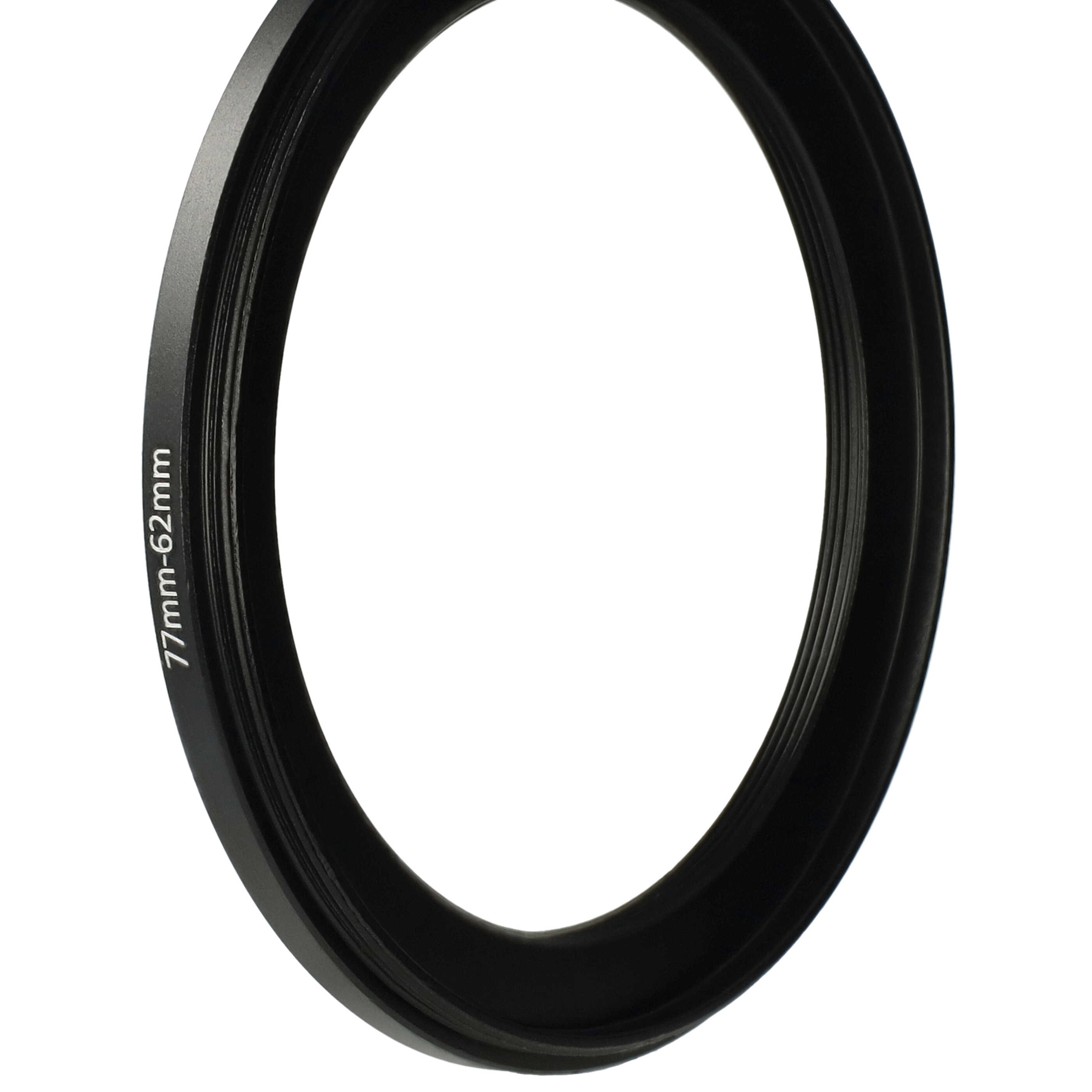 Ein schwarzer Metallring mit der Aufschrift '77mm-62mm'. Der Hintergrund ist weiß, wodurch der Ring hervorgehoben wird.