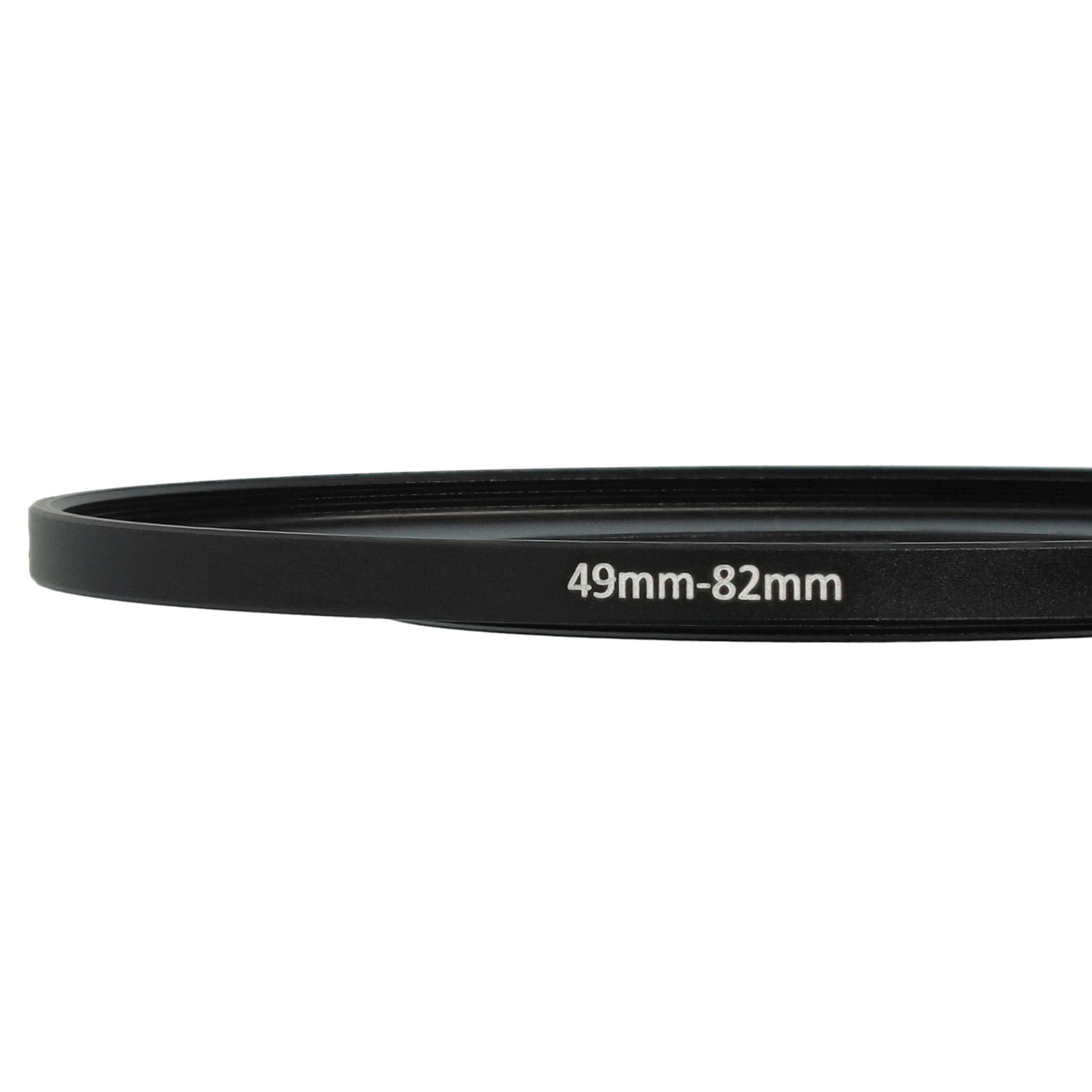 Ein schwarzer Kameraobjektiv-Adapterring mit der Aufschrift 49mm-82mm. Der Hintergrund ist weiß.