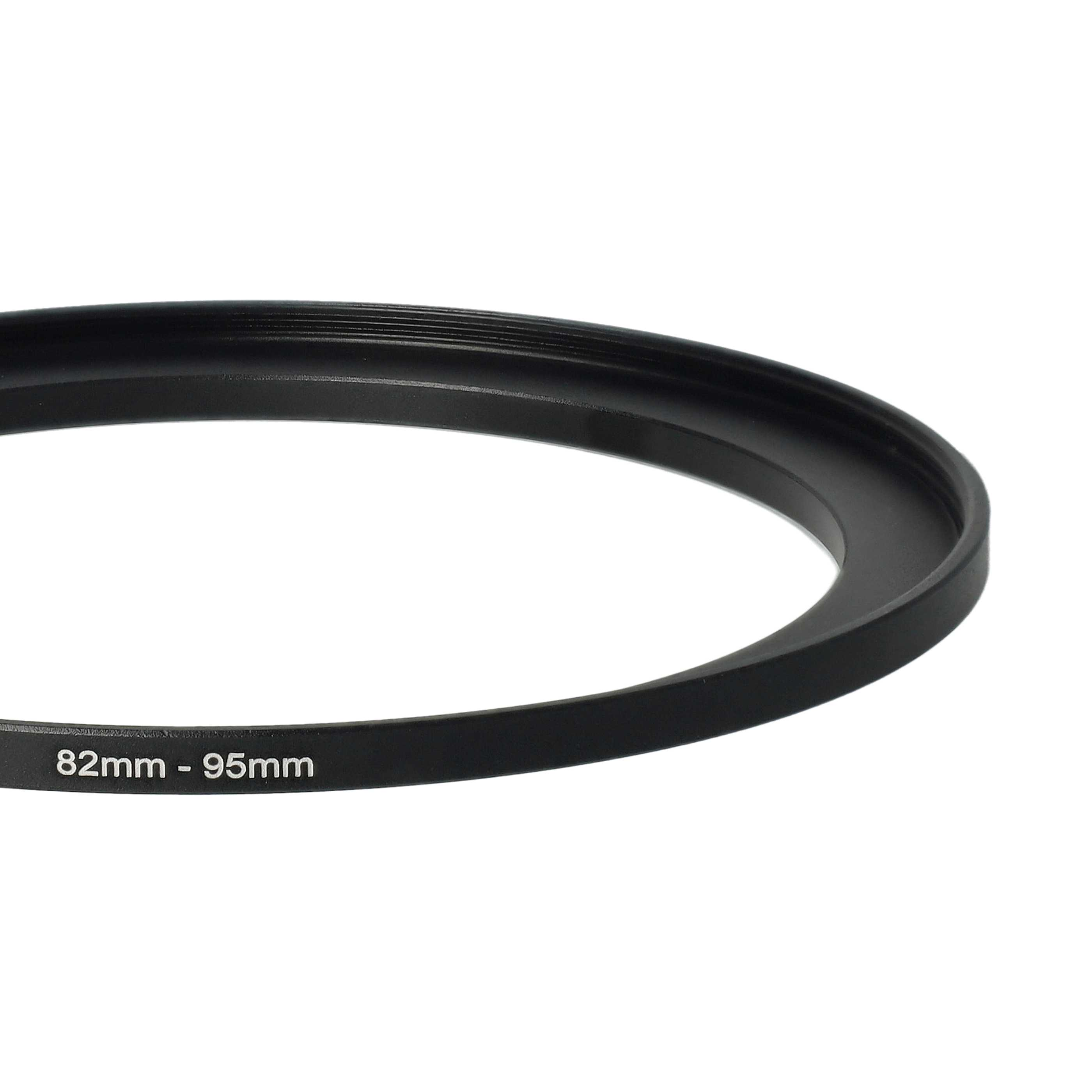 Ein schwarzer Objektivadapterring auf weißem Hintergrund. Er lautet 82 mm - 95 mm. Der Ring ist gebogen.