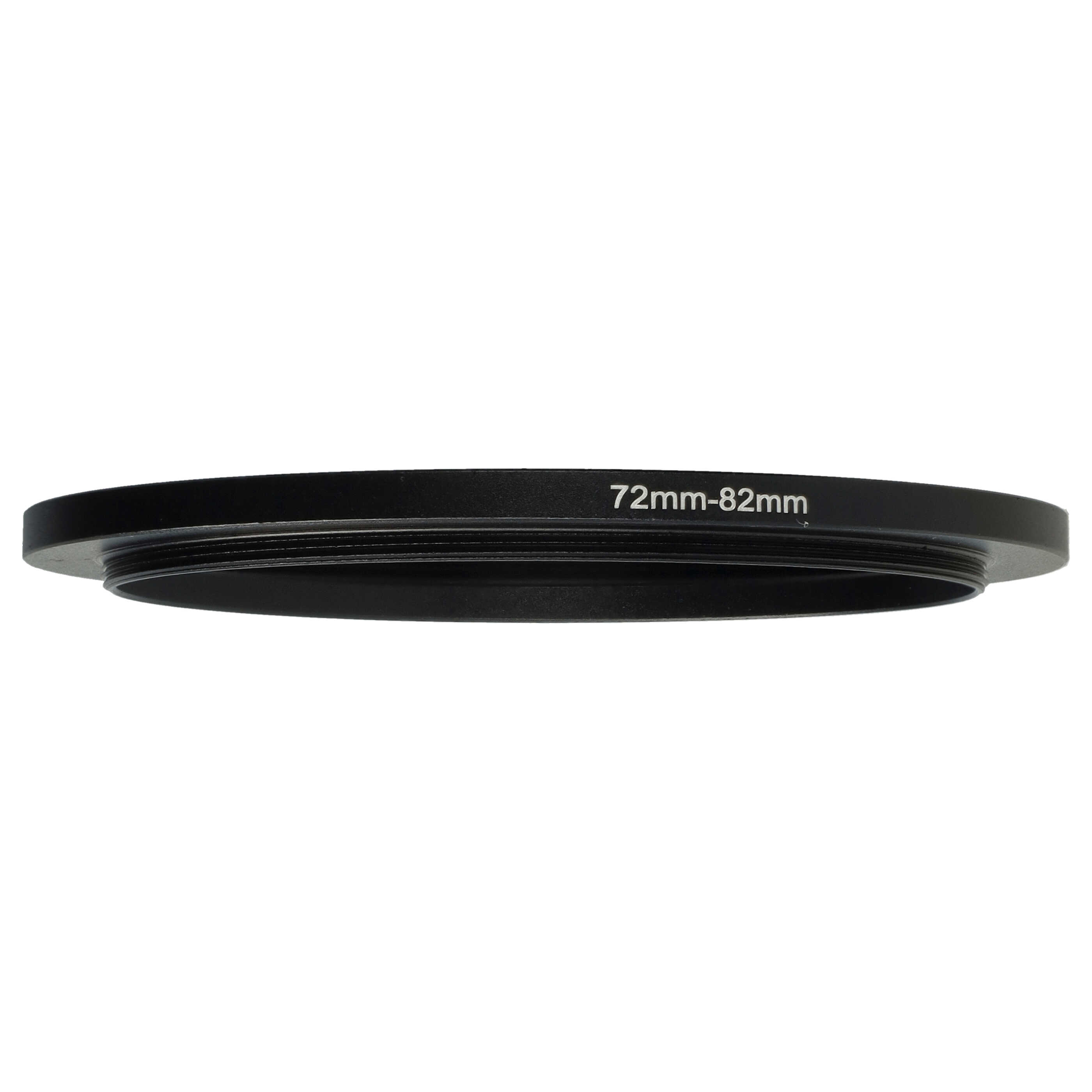 Ein schwarzer 72mm-82mm Objektivadapterring mit weißem Text darauf, vor weißem Hintergrund.