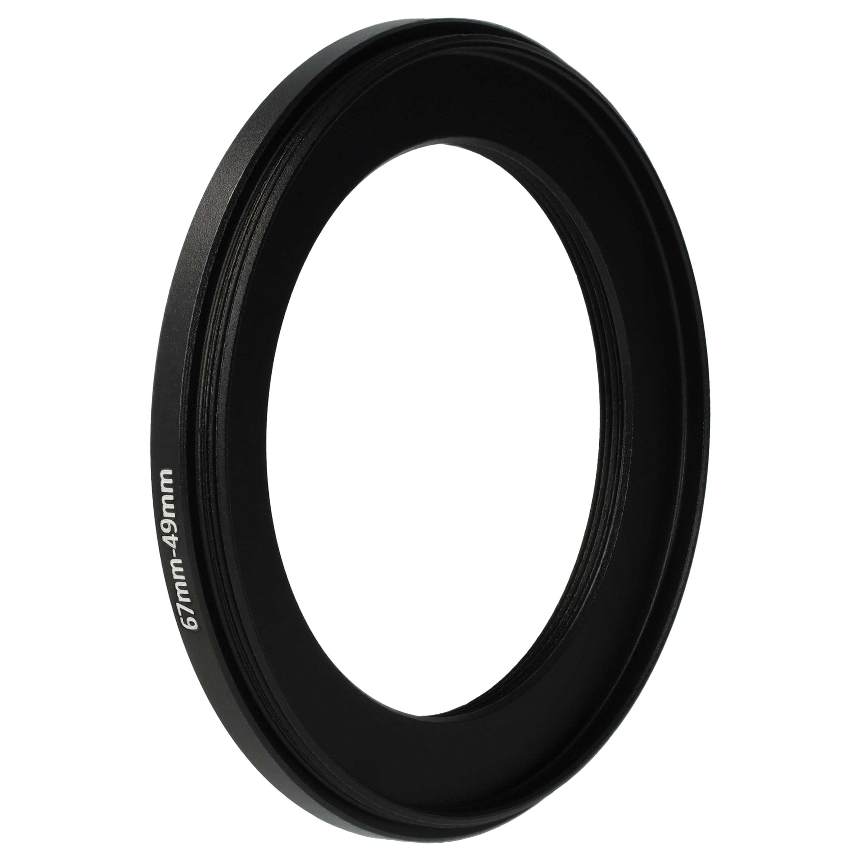 Ein schwarzer Metall-Objektivadapterring mit der Aufschrift 67mm-49mm. Der Hintergrund ist weiß.