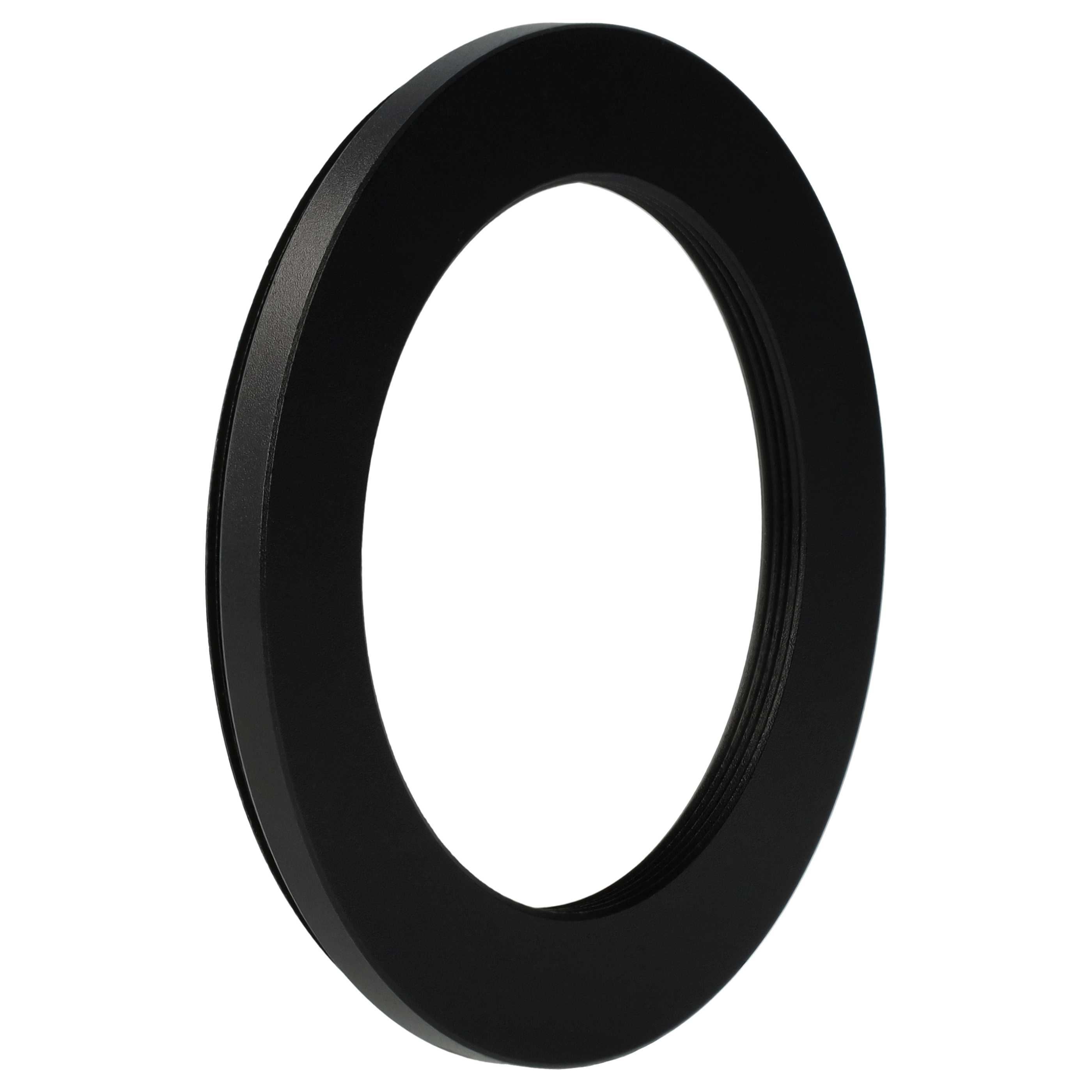 Ein schwarzer, kreisförmiger Objektivadapter mit einem Innengewinde liegt vor einem weißen Hintergrund. Der Adapterring ist angewinkelt.