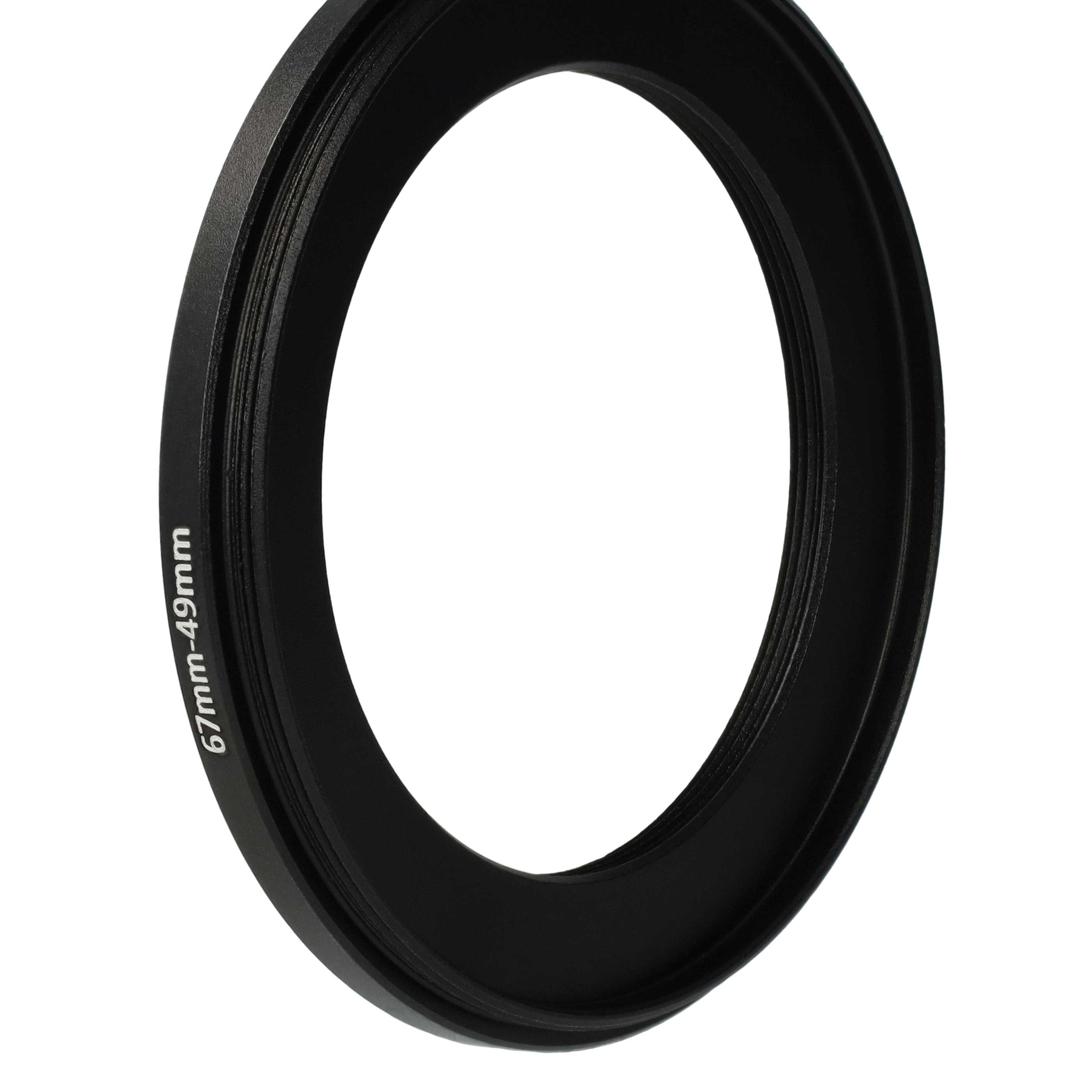 Schwarzer Objektivadapterring. Der Ring ist kreisförmig und mit 67mm-49mm bedruckt. Weißer Hintergrund.