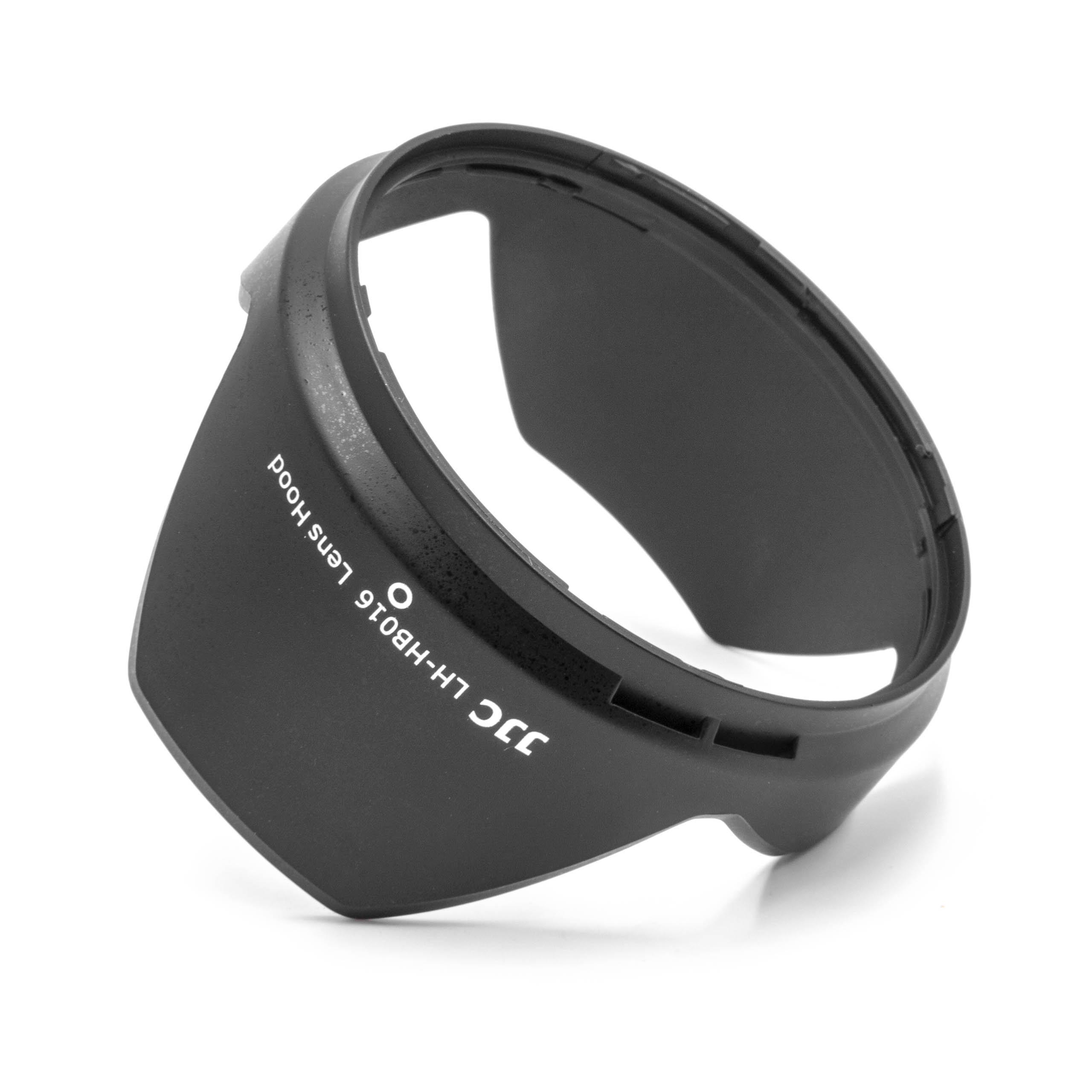 Eine schwarze Sonnenblende mit der Aufschrift JJC LH-HB016 Lens Hood auf weißem Grund. Die Blende ist abgewinkelt.