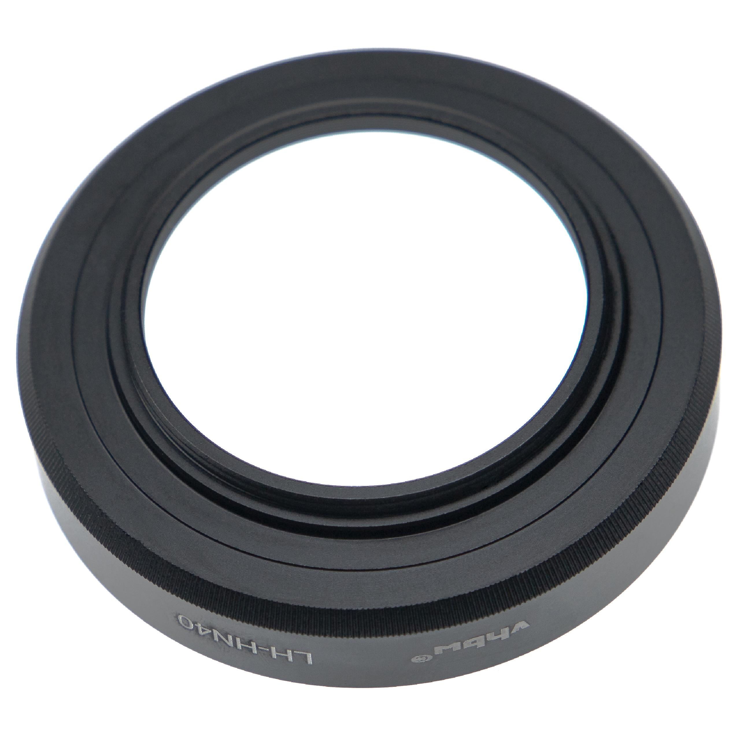 Eine schwarze Objektiv-Gegenlichtblende für eine Kamera, kreisförmig. Der Innenteil ist offen. Mit 'LH-HN40' und 'M4YA' markiert.