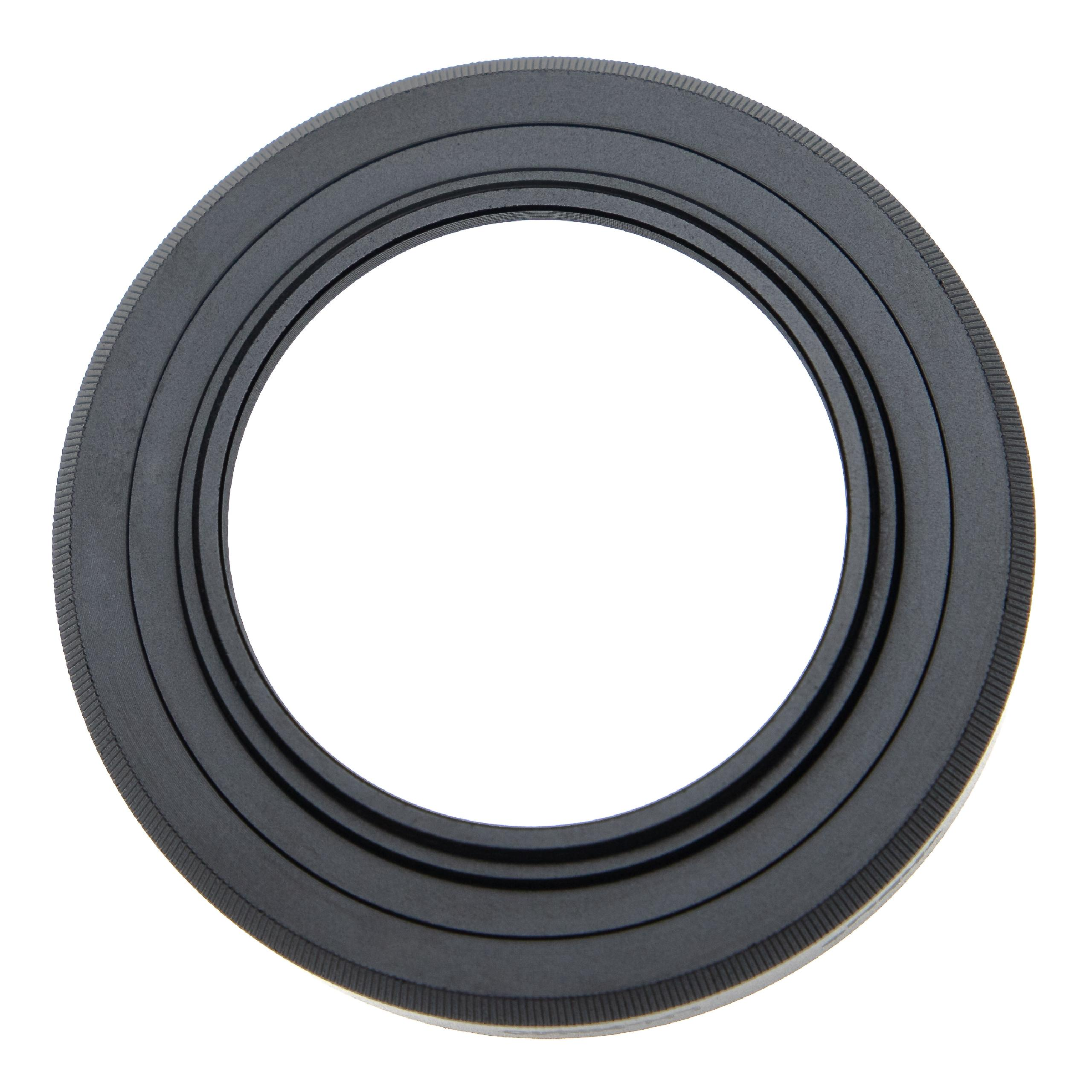 Ein schwarzer, kreisförmiger Kamerafilteradapter ist vor einem weißen Hintergrund isoliert. Er hat einen geriffelten Außenrand und einen glatten Innenring.