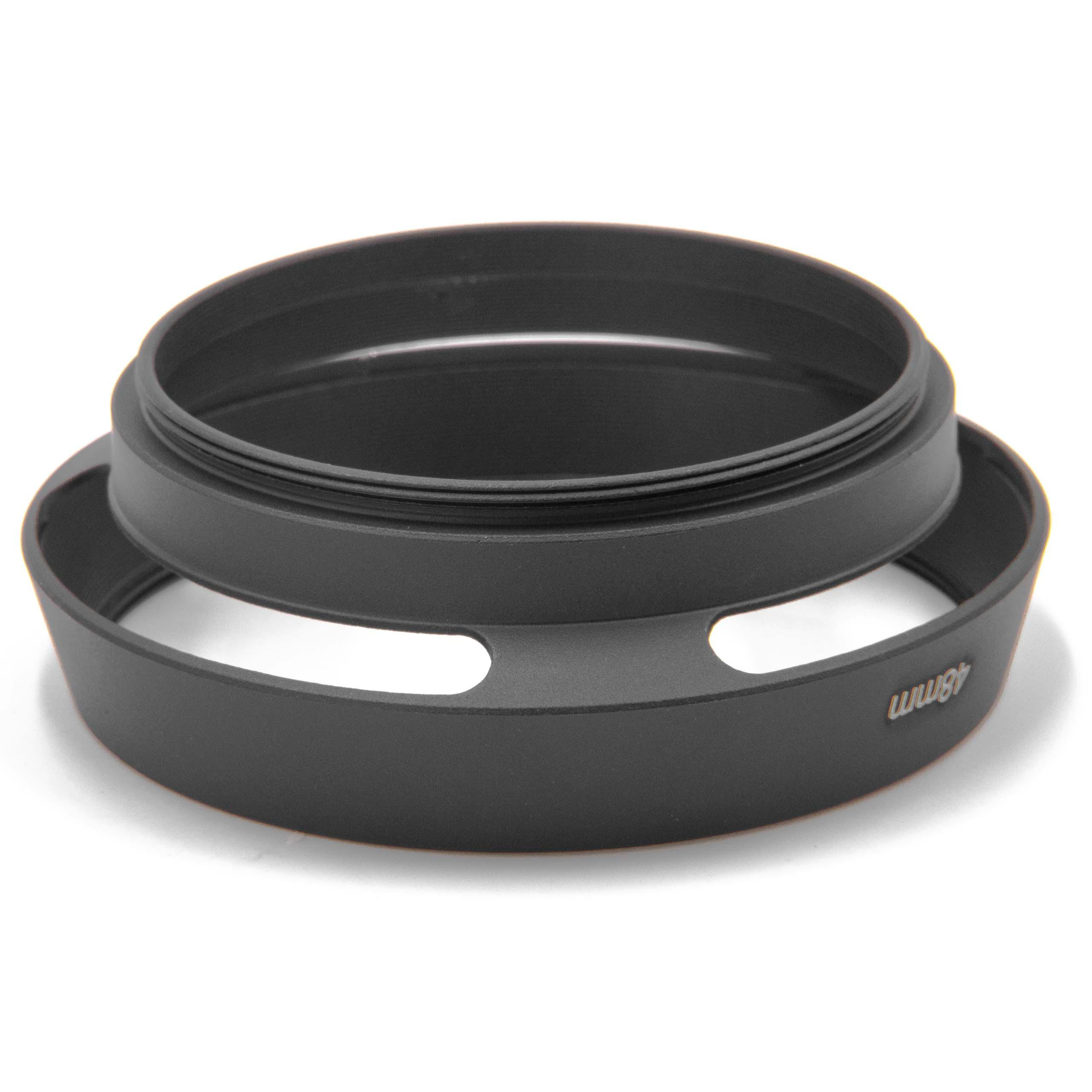 Eine schwarze Sonnenblende liegt auf einer weißen Oberfläche. Sie hat zwei Teile, eines im anderen. Die Haube hat 48mm Markierungen.