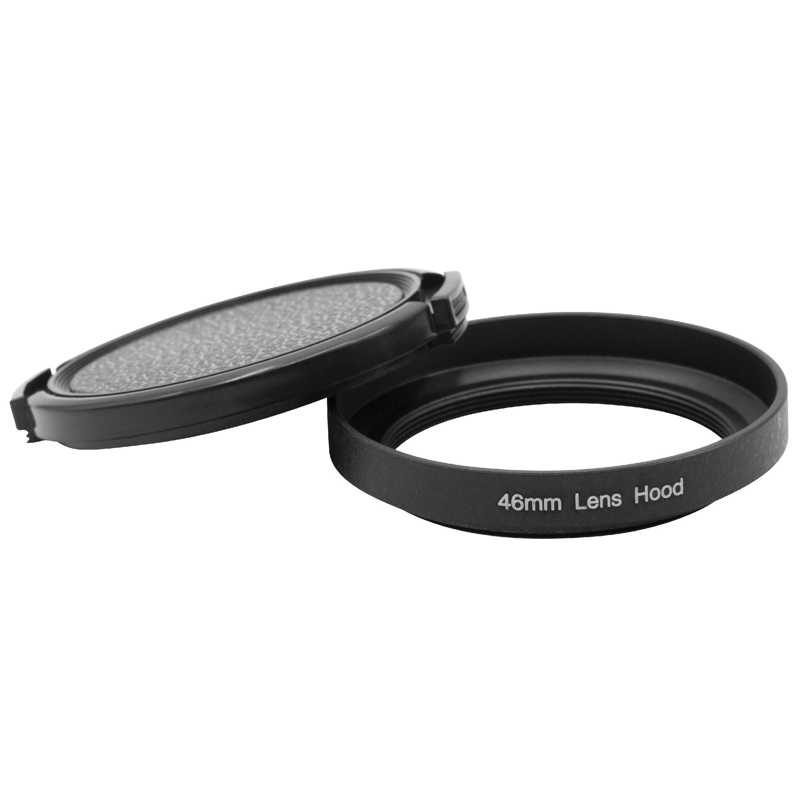 Eine schwarze Sonnenblende und ihre Kappe auf weißem Hintergrund. Die Blende ist mit '46mm Lens Hood' beschriftet.