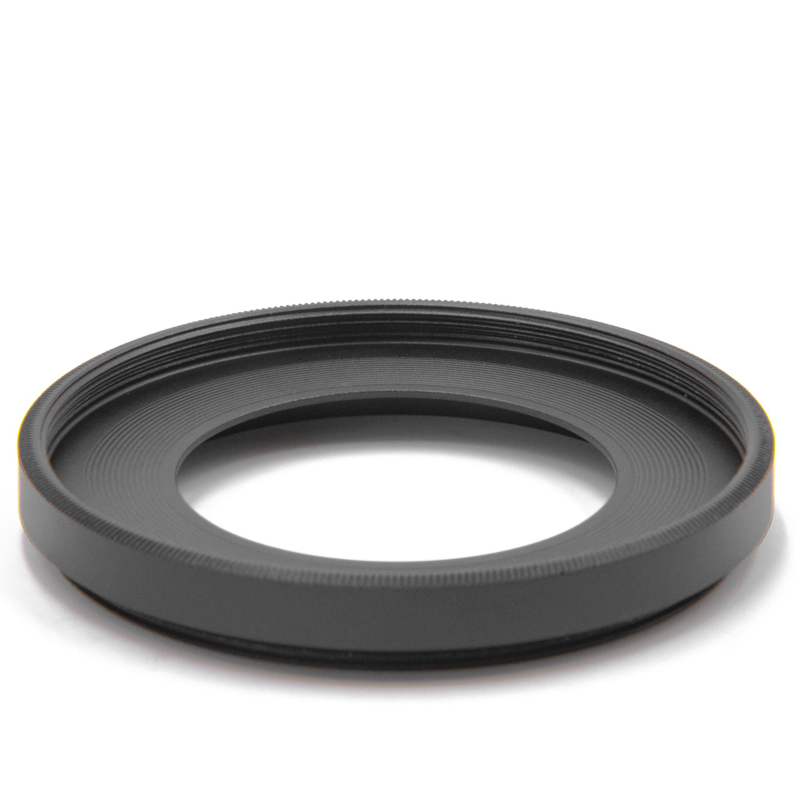 Ein schwarzer Objektivfilterring liegt auf einer weißen Oberfläche. Der Ring ist kreisförmig und hat einen strukturierten Rand.