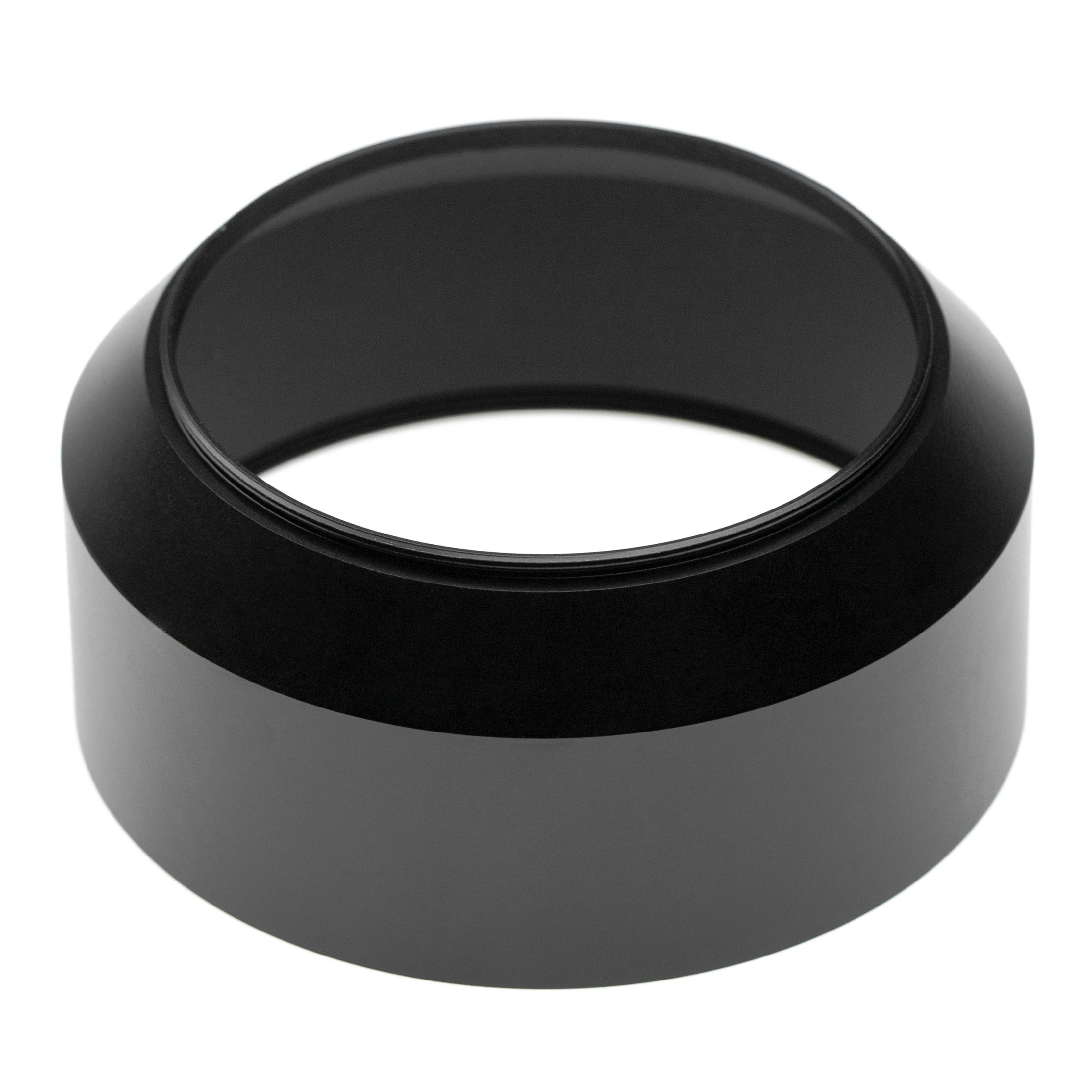 Eine schwarze Objektiv-Gegenlichtblende, kreisförmig mit konischer Form, vor weißem Hintergrund. Die Blende ist reflektierend.