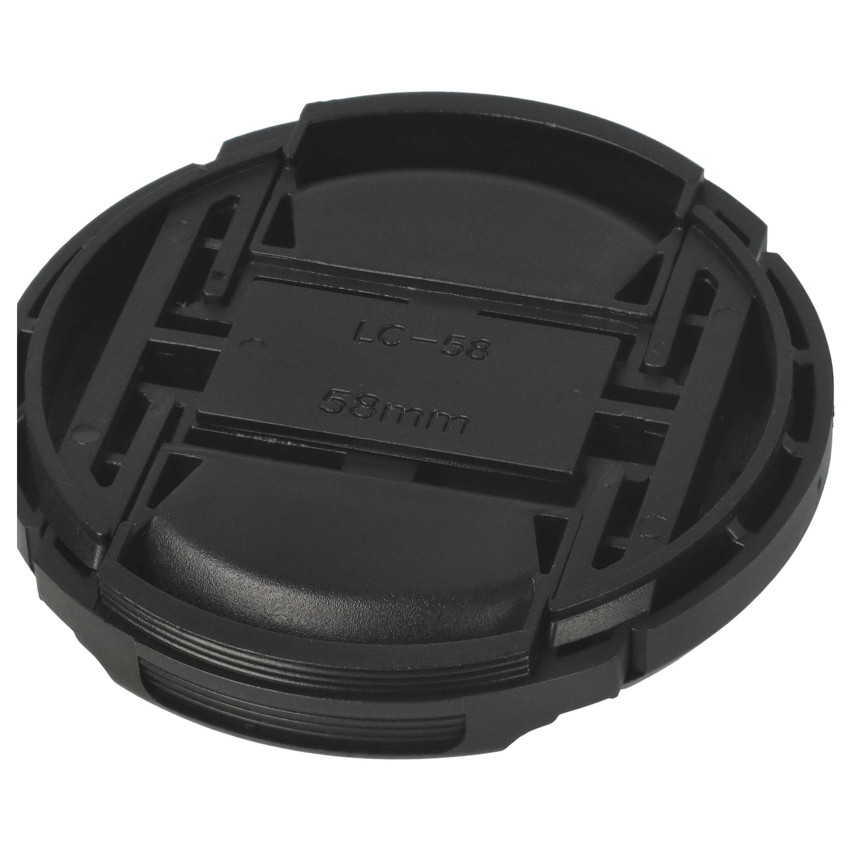 Eine schwarze Objektivkappe. Es trägt den Text "LC-58 58mm". Die Kappe ist vor weißem Hintergrund.