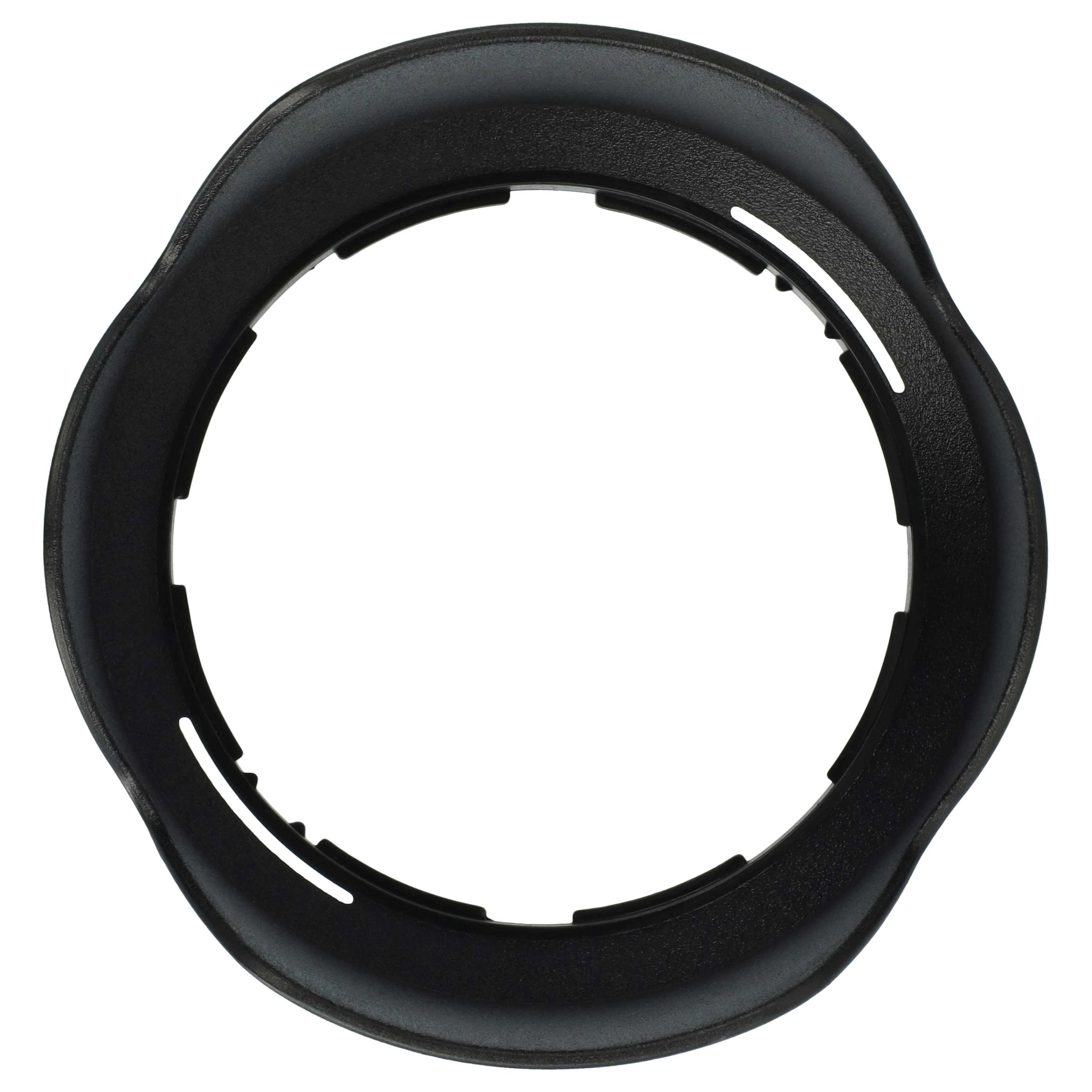 Eine schwarze Objektivblende, kreisförmig mit einer Öffnung in der Mitte. Sie hat Rippen und Schlitze, vor weißem Hintergrund.