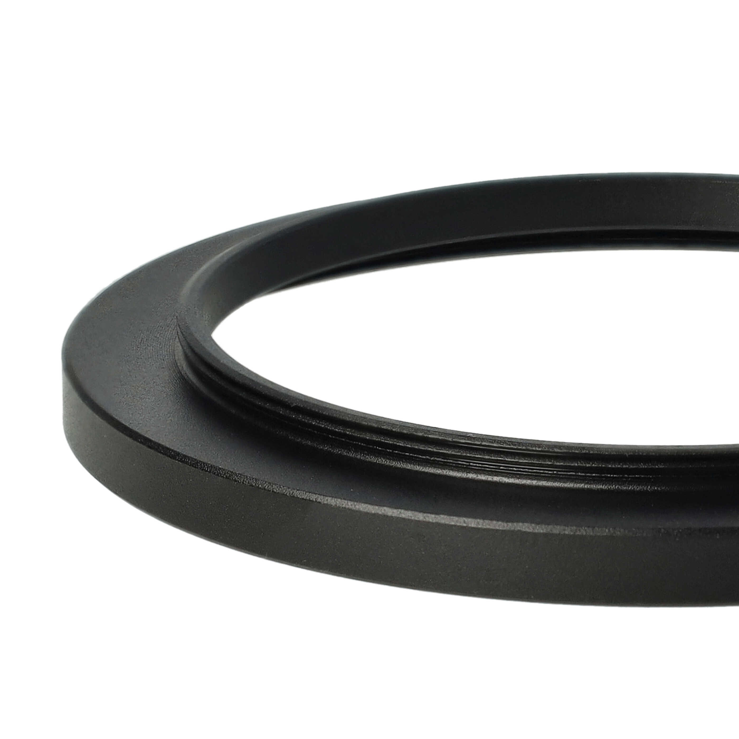 Nahaufnahme eines schwarzen Metallrings mit Schraubgewinde auf weißem Hintergrund. Der Ring ist leicht angewinkelt.