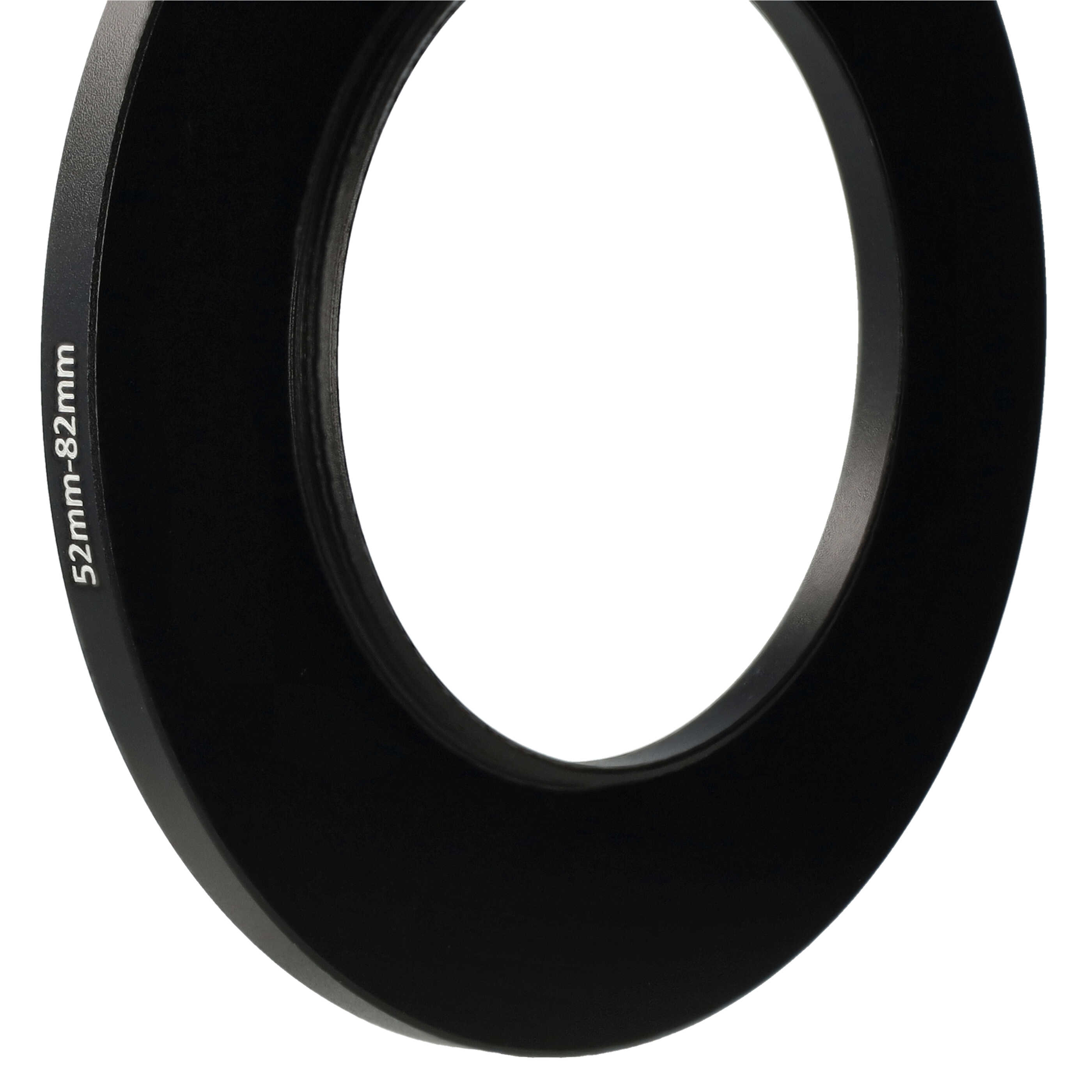 Ein schwarzer Objektivadapterring mit dem Text 52mm-82mm wird vor einem weißen Hintergrund gezeigt. Der Ring hat eine kreisförmige Form.