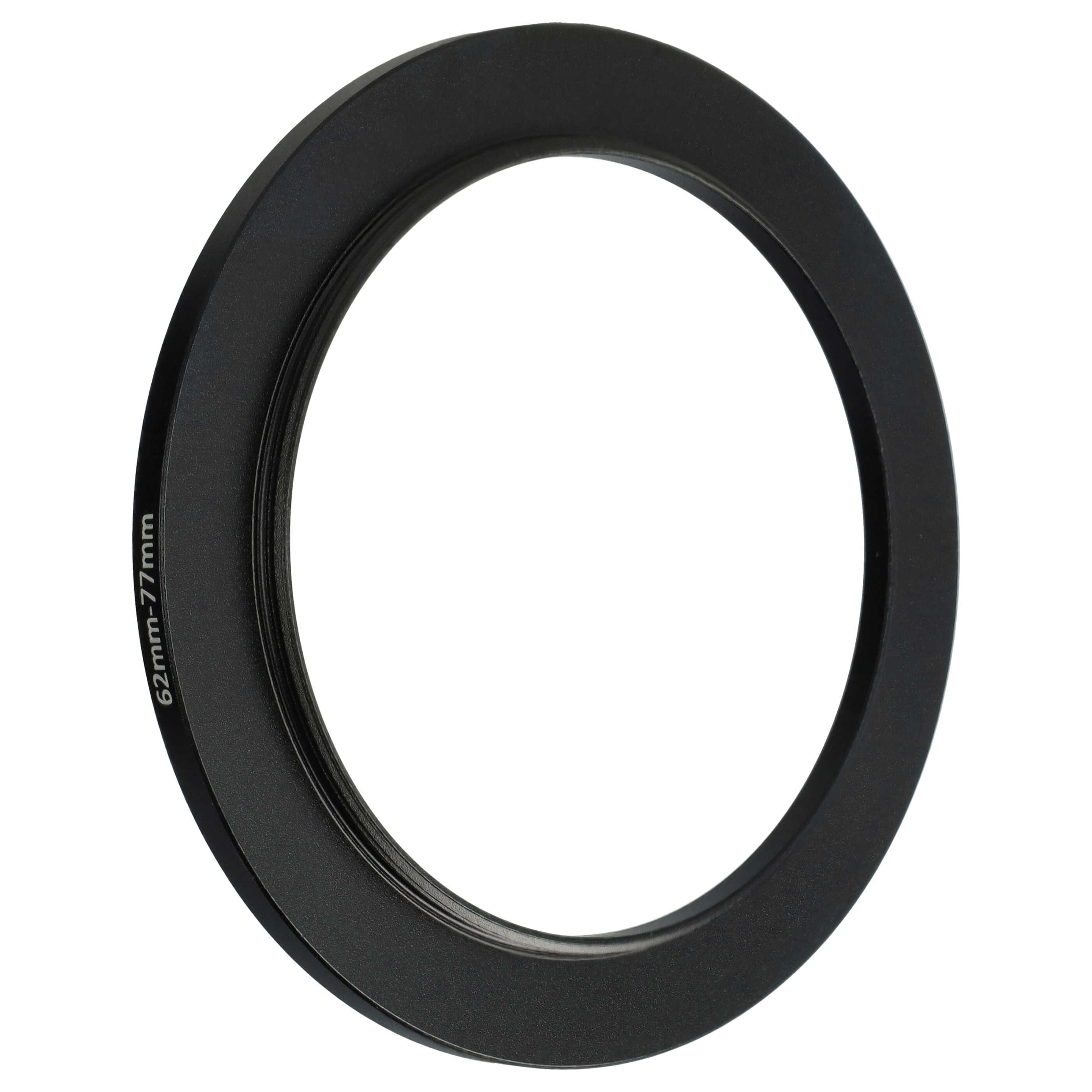 Ein schwarzer Metallringadapter. Auf der Seite steht 62mm-77mm. Der Hintergrund ist weiß.