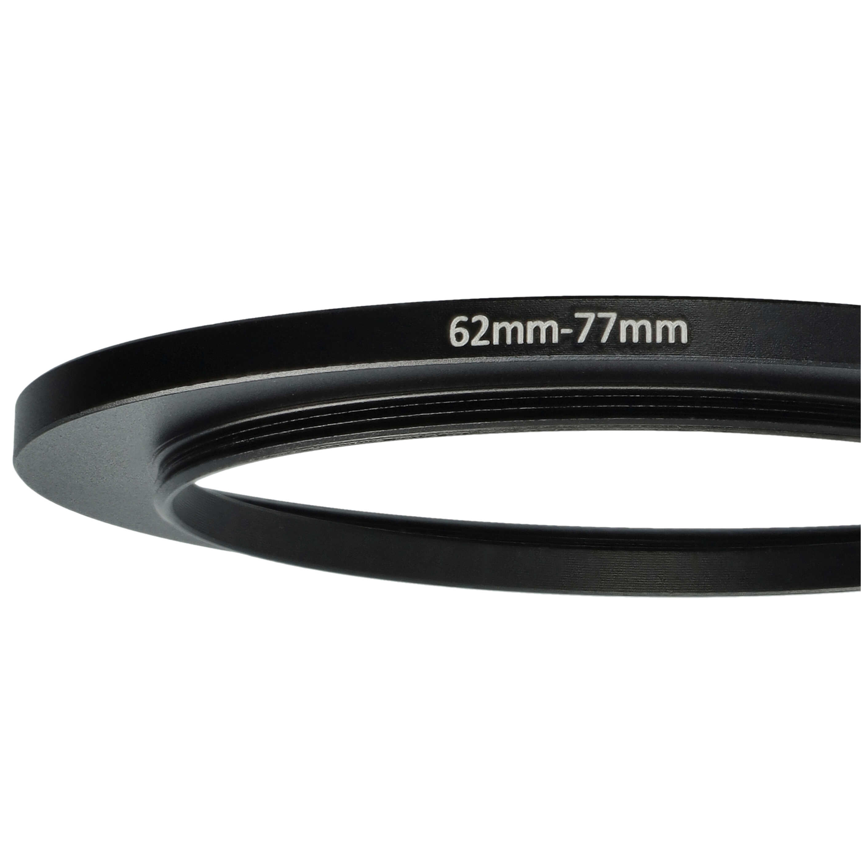 Ein schwarzer Metallringadapter mit weißem Text, 62mm-77mm, auf weißem Hintergrund.