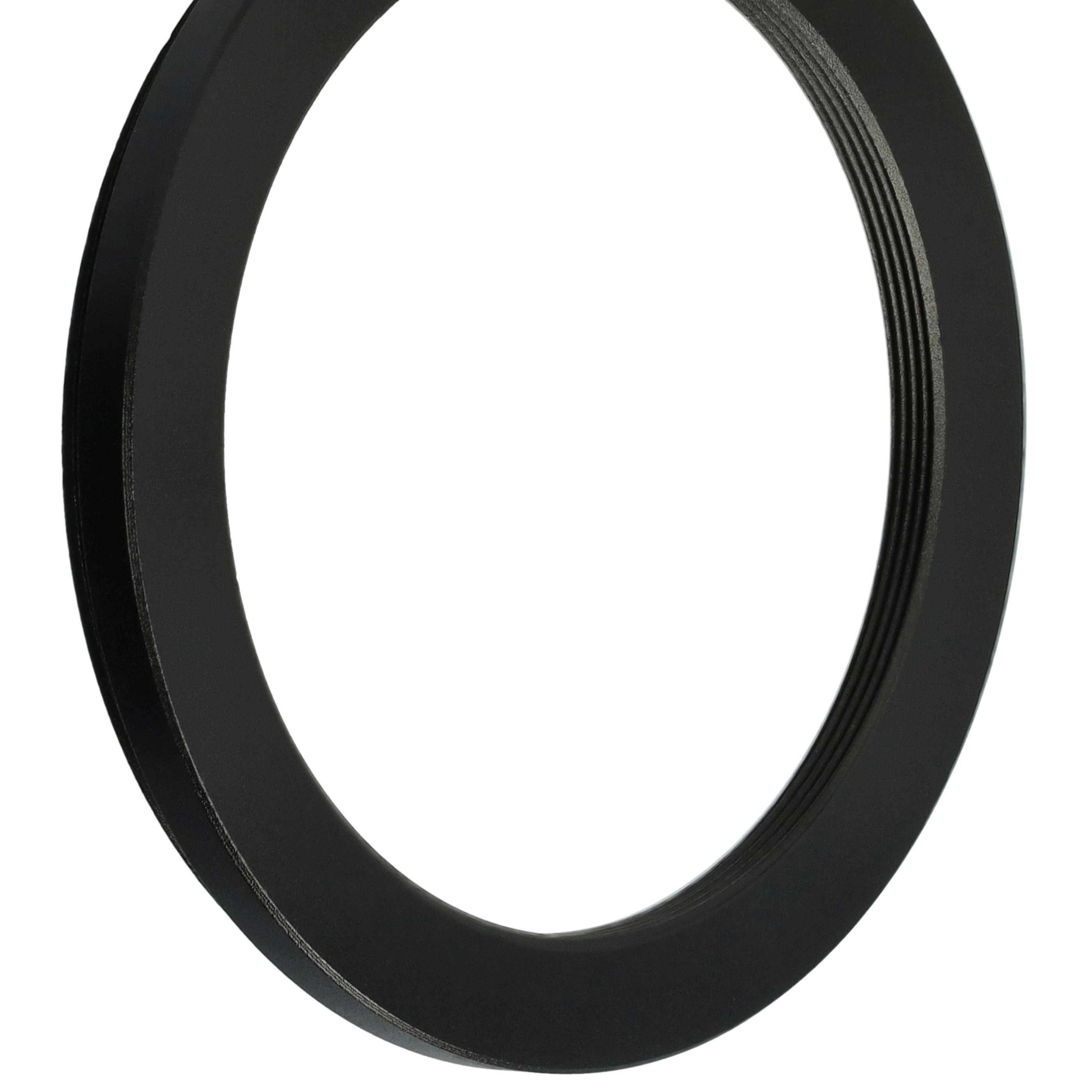 Ein schwarzes, kreisförmiges Objekt, möglicherweise ein Objektivring, vor weißem Hintergrund. Der Ring hat Rillen.