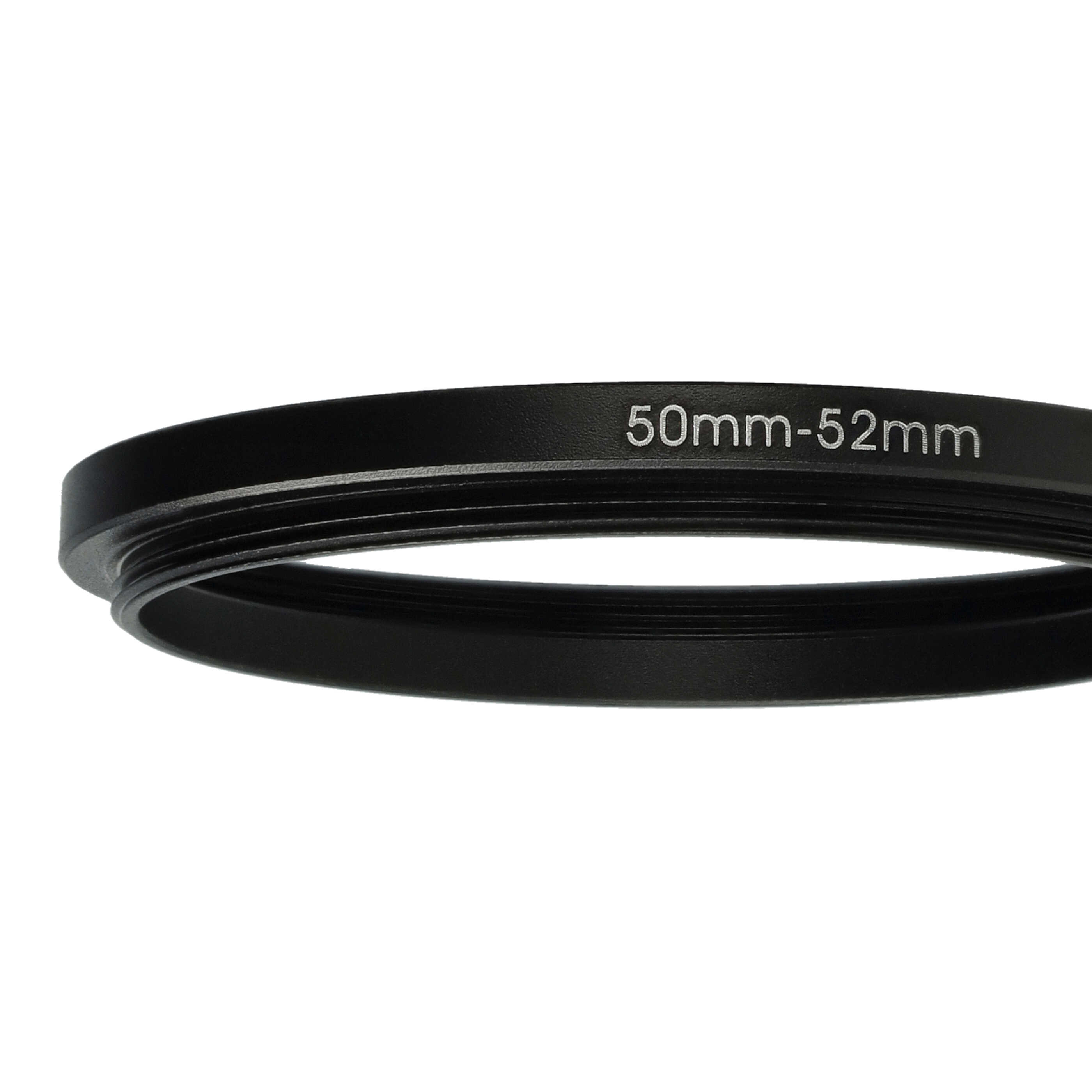 Ein schwarzer Objektivadapterring, der mit weißem Text '50mm-52mm' markiert ist. Der Hintergrund ist reinweiß.